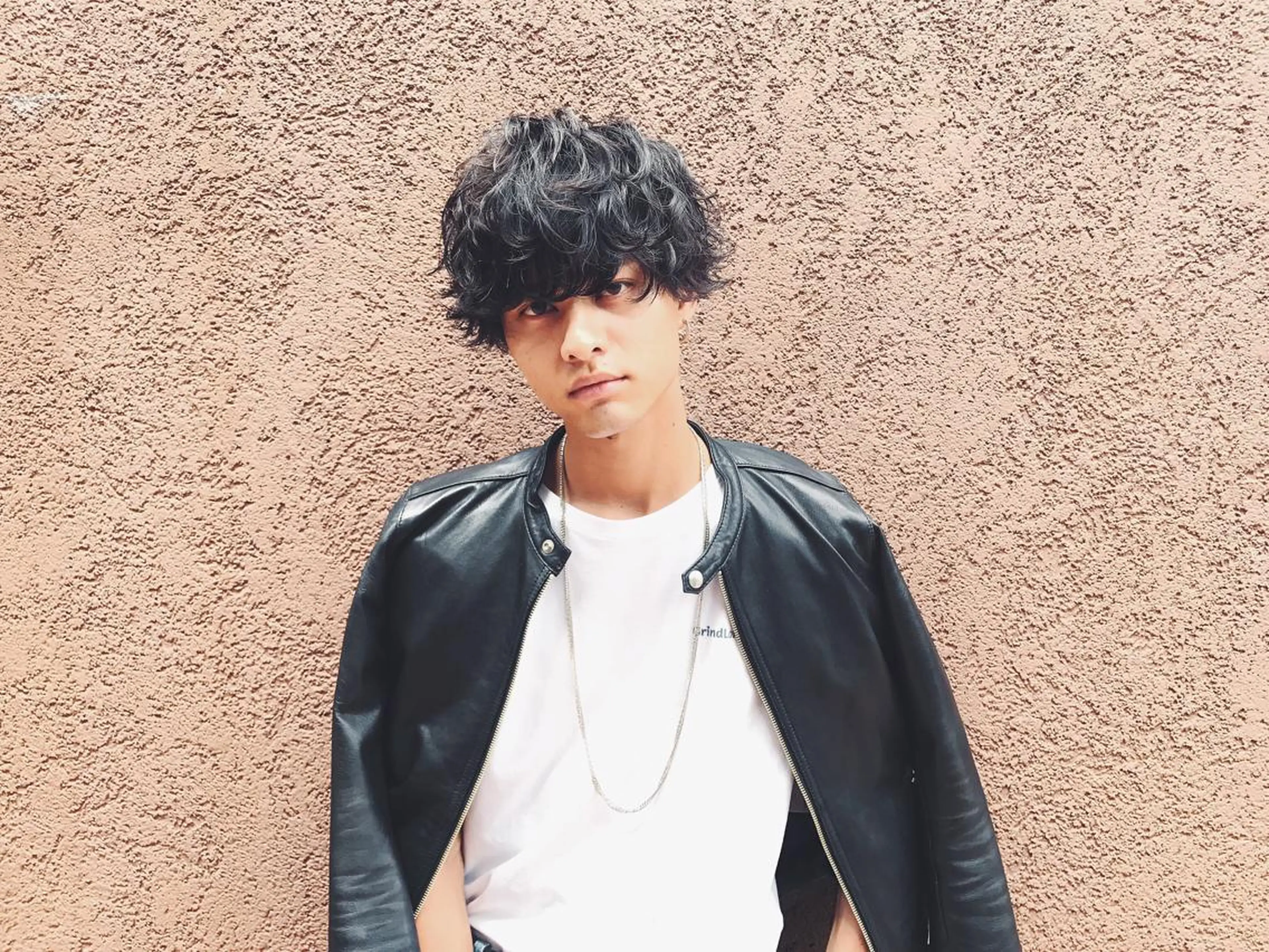 ミディアム カラー パーマ ヘアアレンジ メンズ ミディアムパーマ マッシュ メンズパーマ 小顔カット 松田 亮葉のヘアスタイル