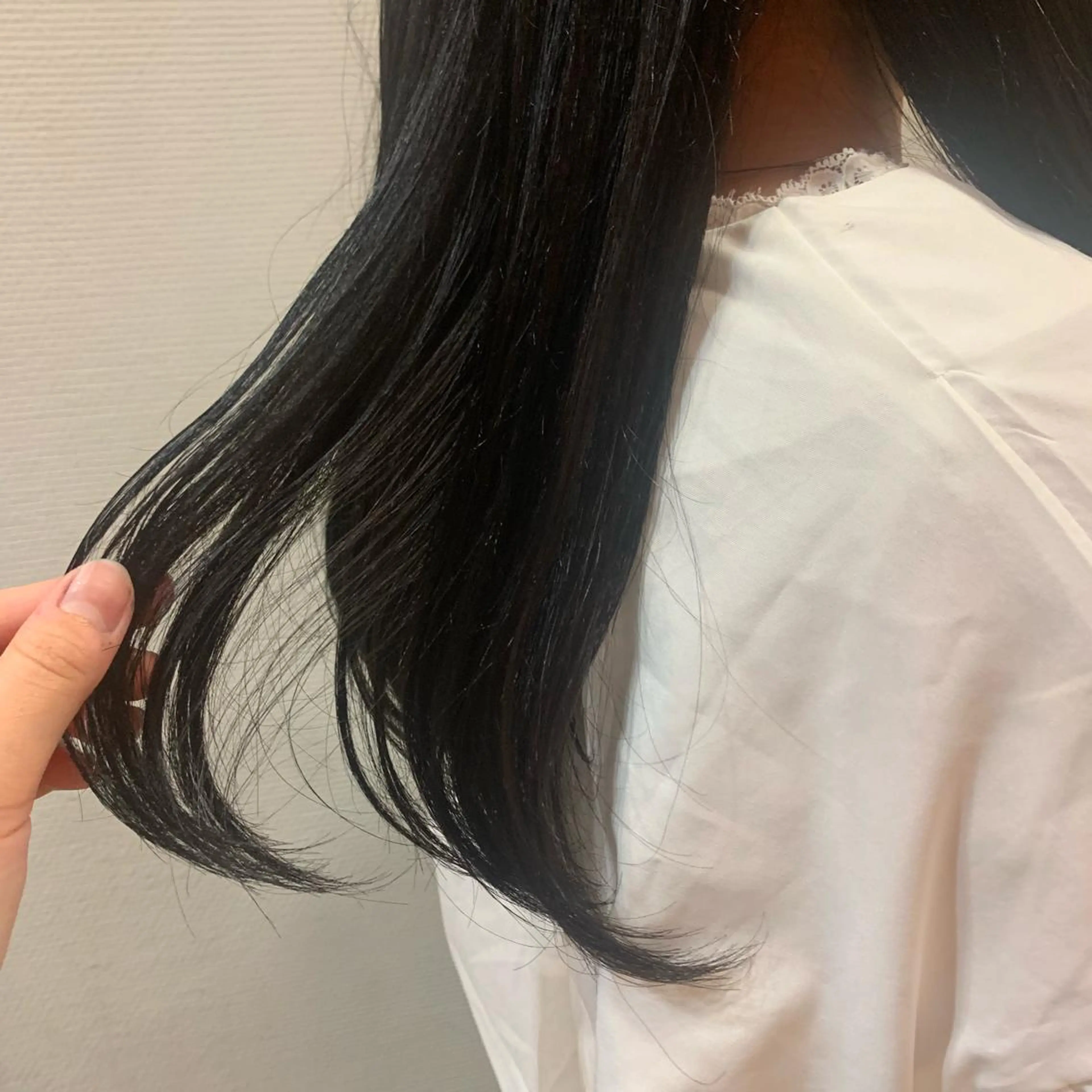 ロング カラー 黒髪 ブルーカラー ブルーブラック 塩澤 榛奈のヘアスタイル