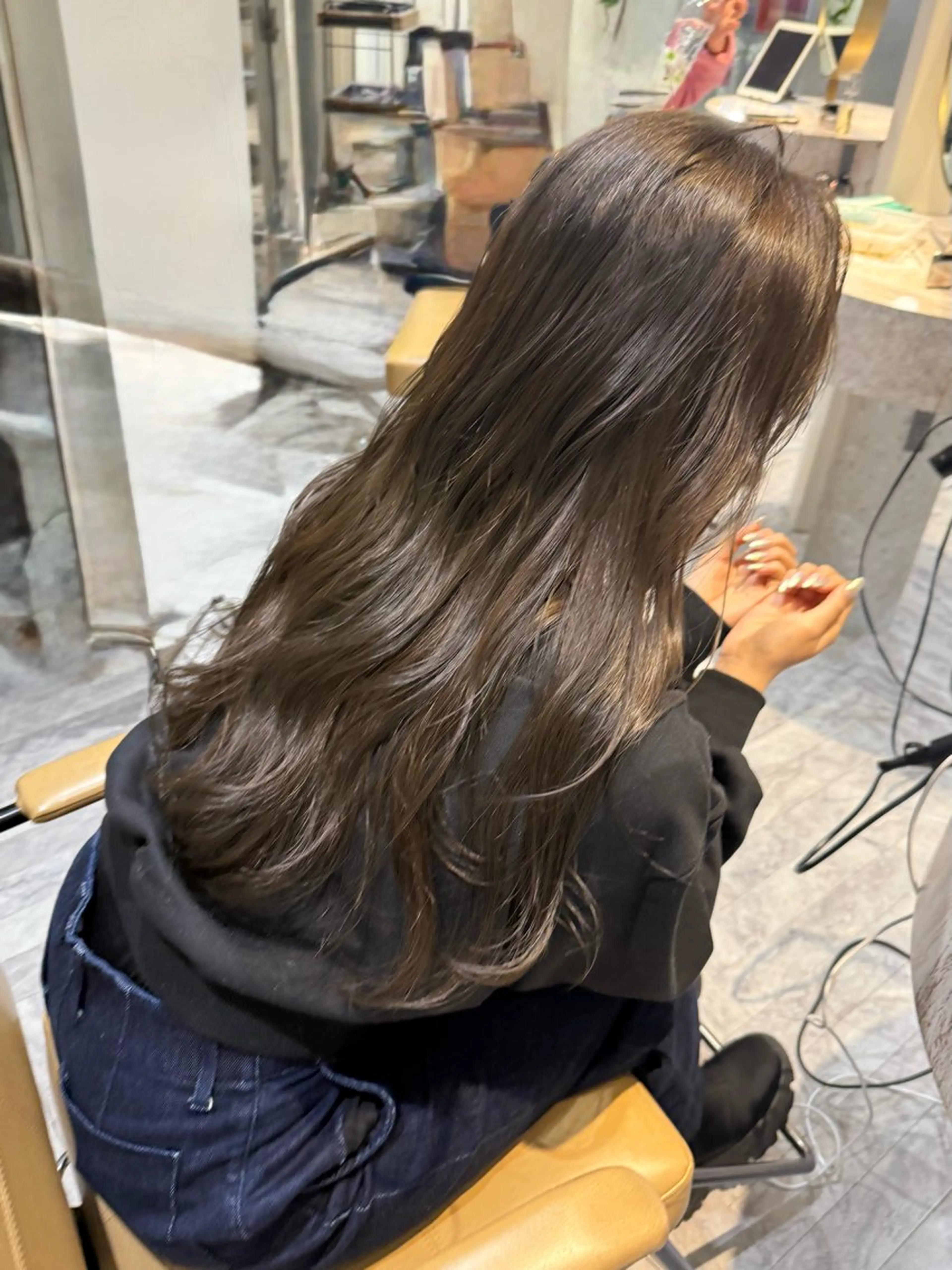 ロング カラー ミルクティー× グレージュMOMOのヘアスタイル