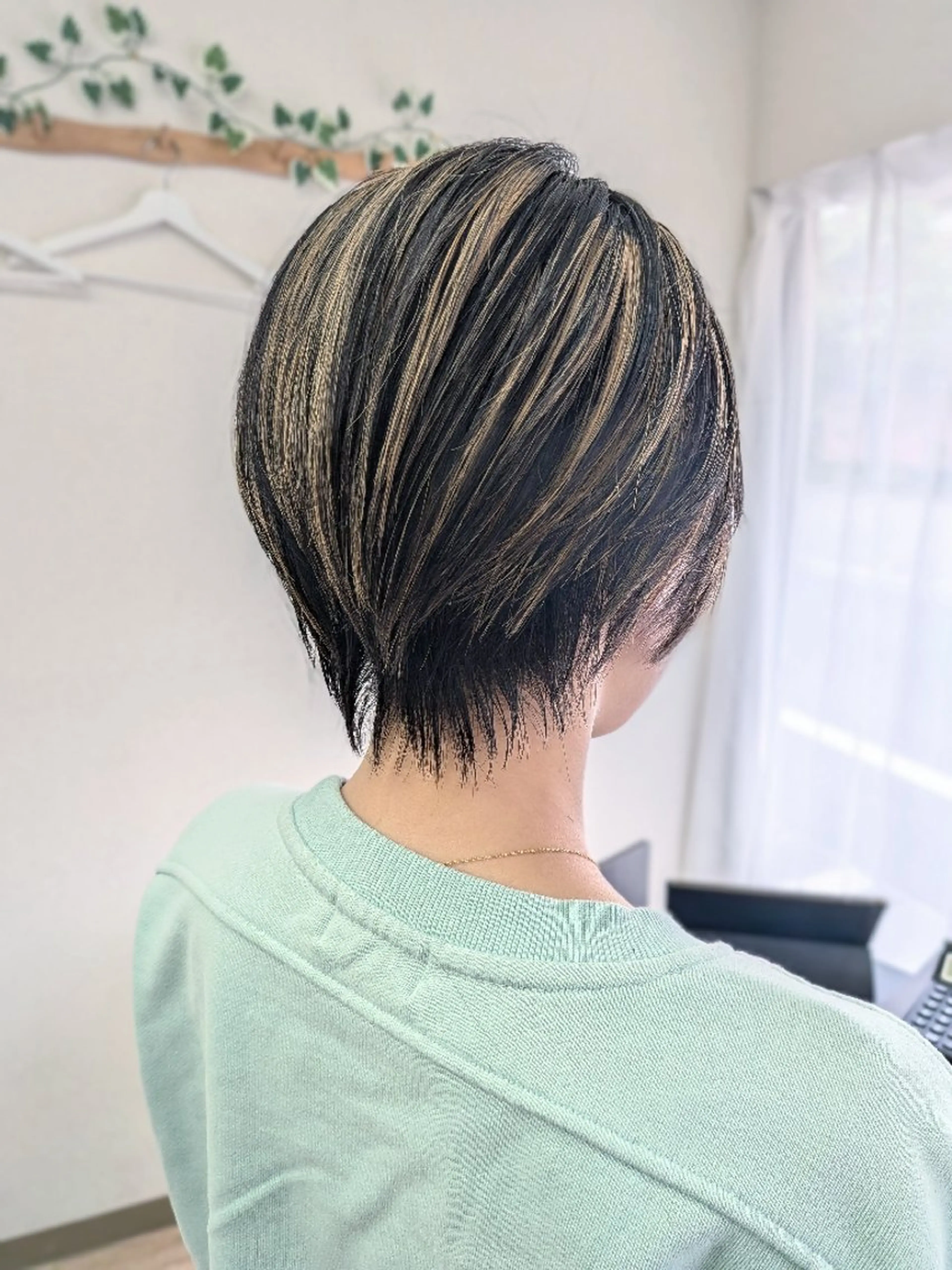 ショート カット sayaka/亀田 🌈大人ハイトーンのヘアスタイル