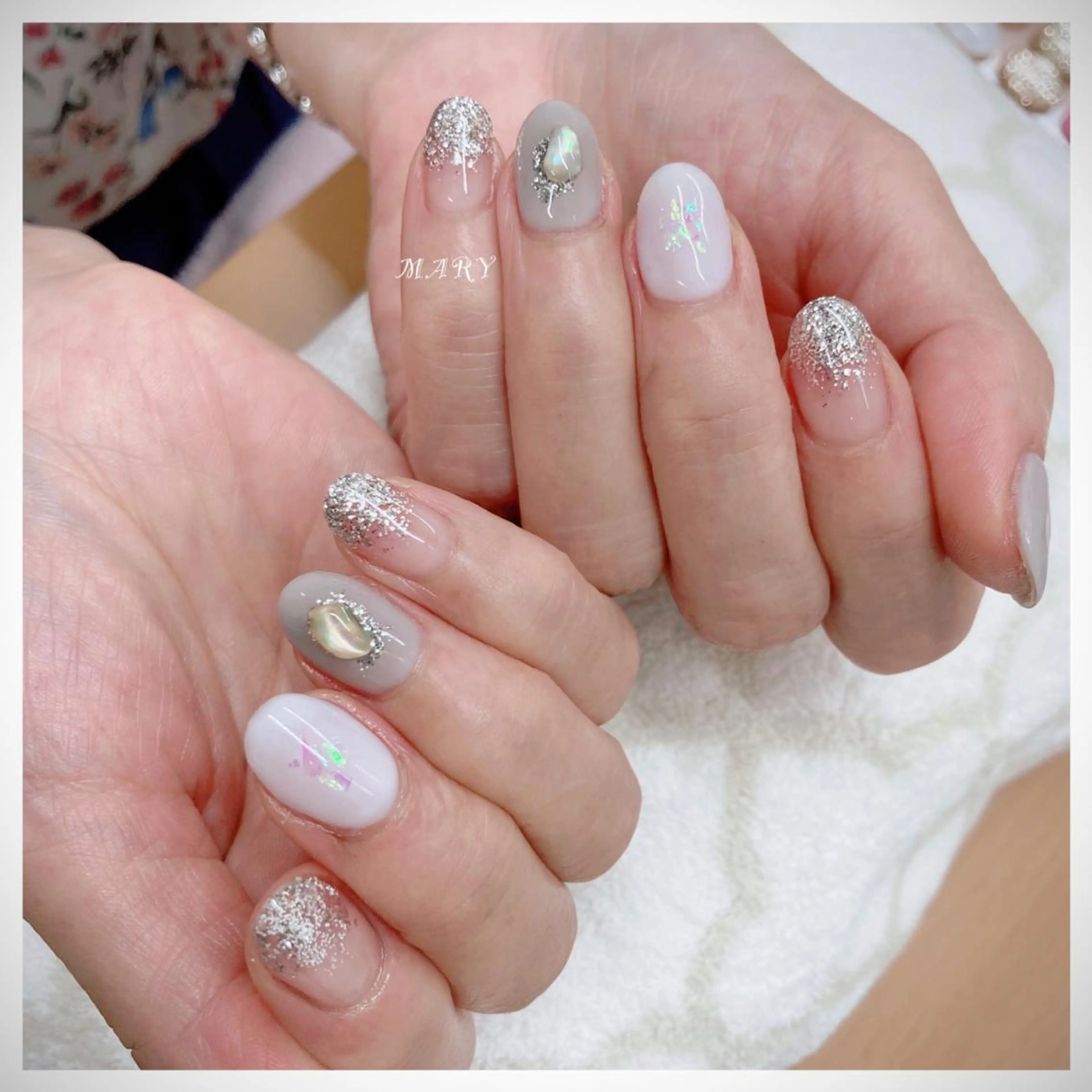 ネイル オーロラネイル ニュアンスネイル ワンカラーネイル シルバー ホワイト ハンドネイル Mary nail .narumiのネイルデザイン