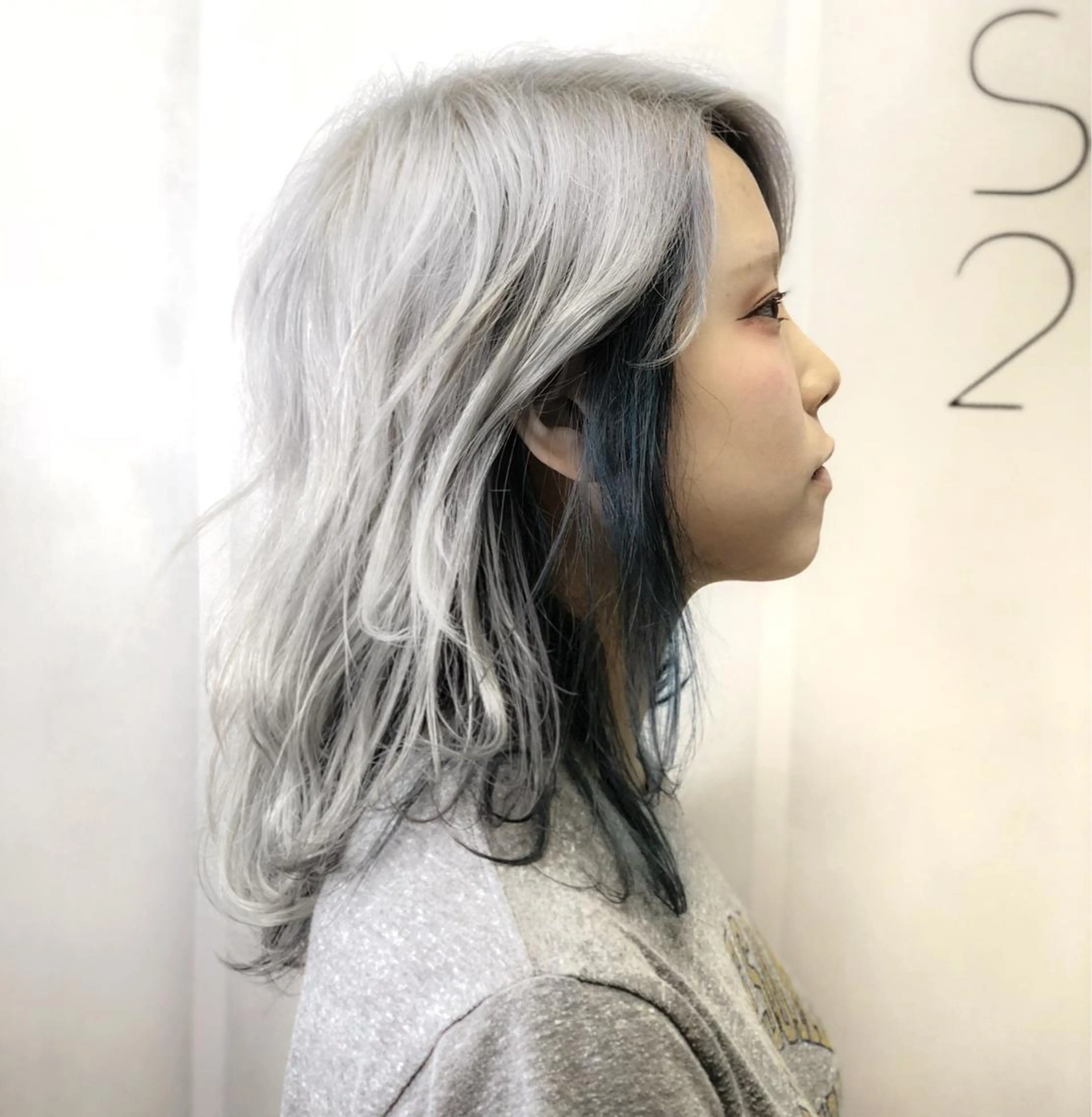 セミロング カラー アディクシーカラー ブリーチ ケアブリーチ ダブルカラー シルバー OAK溝の口 𖠋SHINYAのヘアスタイル