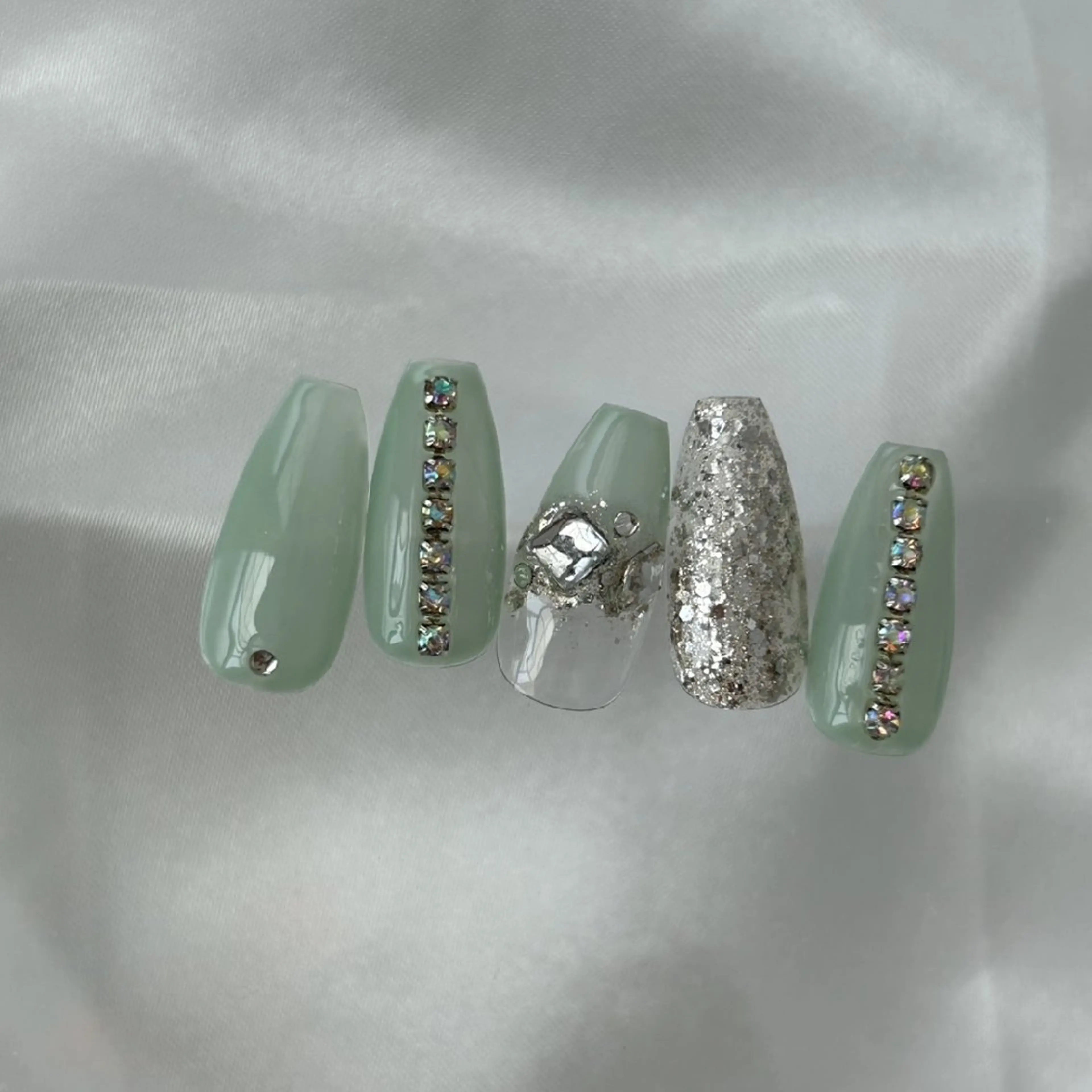 ネイル グリーン キラキラネイル ハンドネイル Jadenail  kokoroのネイルデザイン