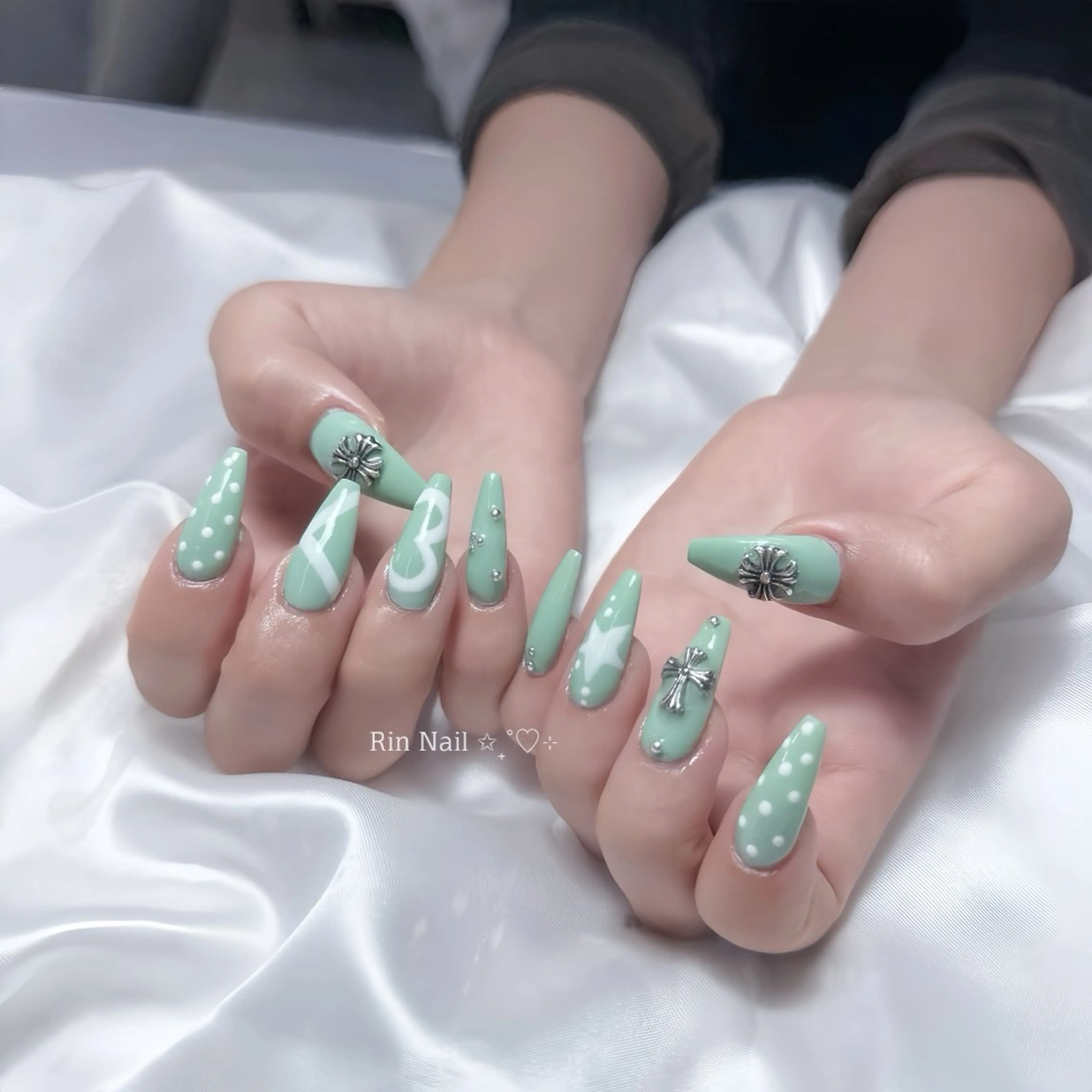 ネイル アートネイル チークネイル ジェルネイル ロングネイル マグネットネイル ハンドネイル Rin Nail 新大久保店のネイルデザイン