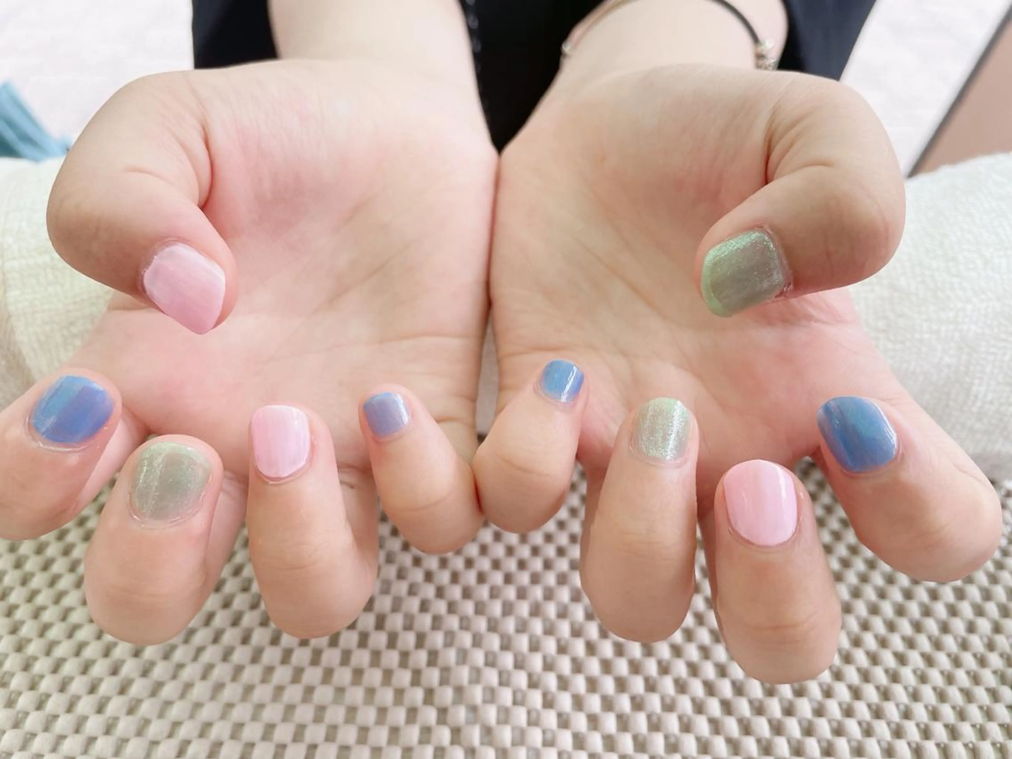 【Kids ネイル】剥がせるマニキュア使用(除光液不要)●ハンドでもフットでもOKです!の写真