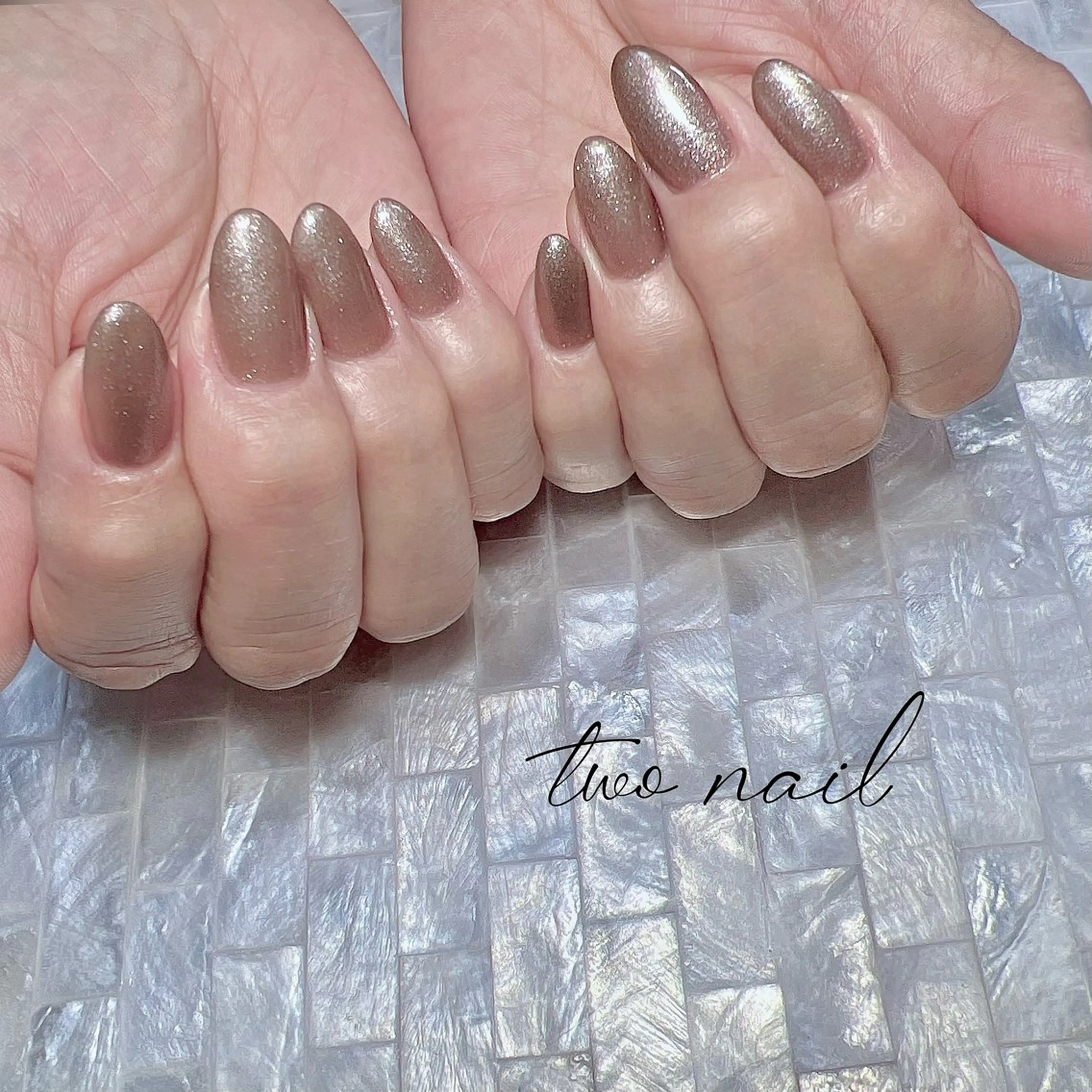 ネイル ブラウン キラキラネイル ネイルチップ ホワイト ハンドネイル two nailのネイルデザイン