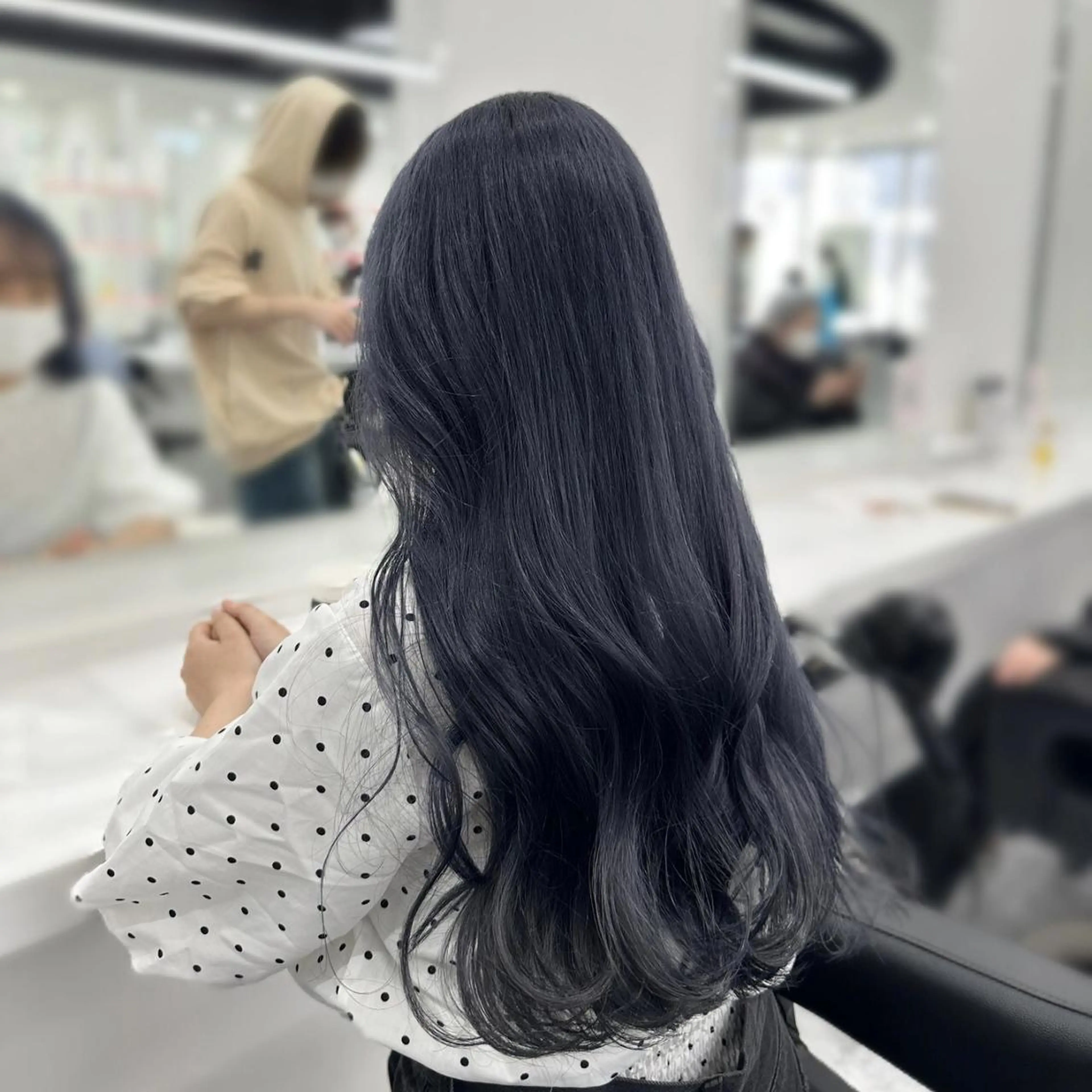 セミロング ヘアカラー トリートメント 🤍ハイトーン寒色 🤍MADOKAのヘアスタイル
