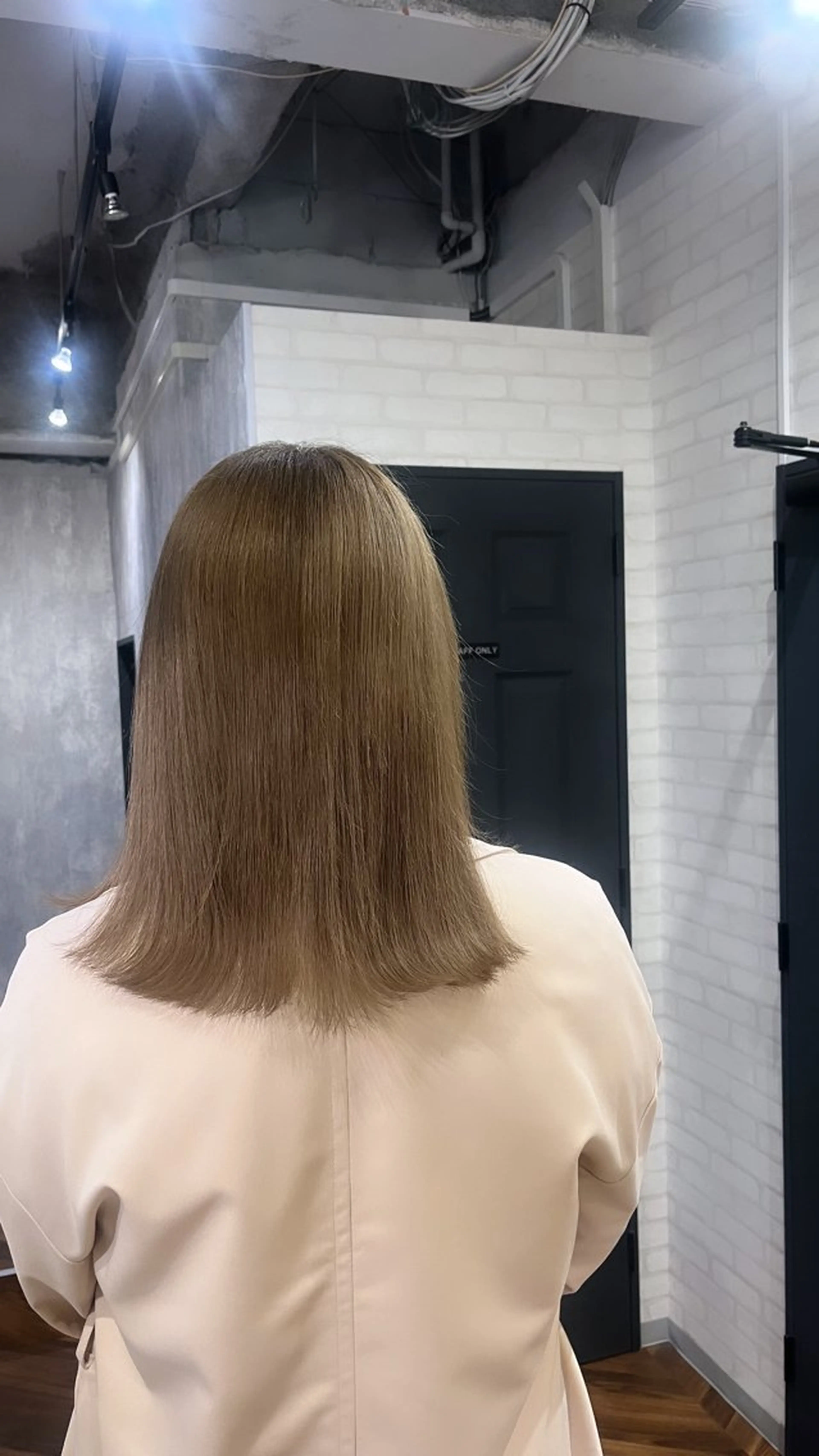 ミディアム カラー ベージュカラー ブリーチ ミルクティーベージュ カット ヘアカラー トリートメント 詩乃🎀ピンク 暖色系🫧レイヤーのヘアスタイル
