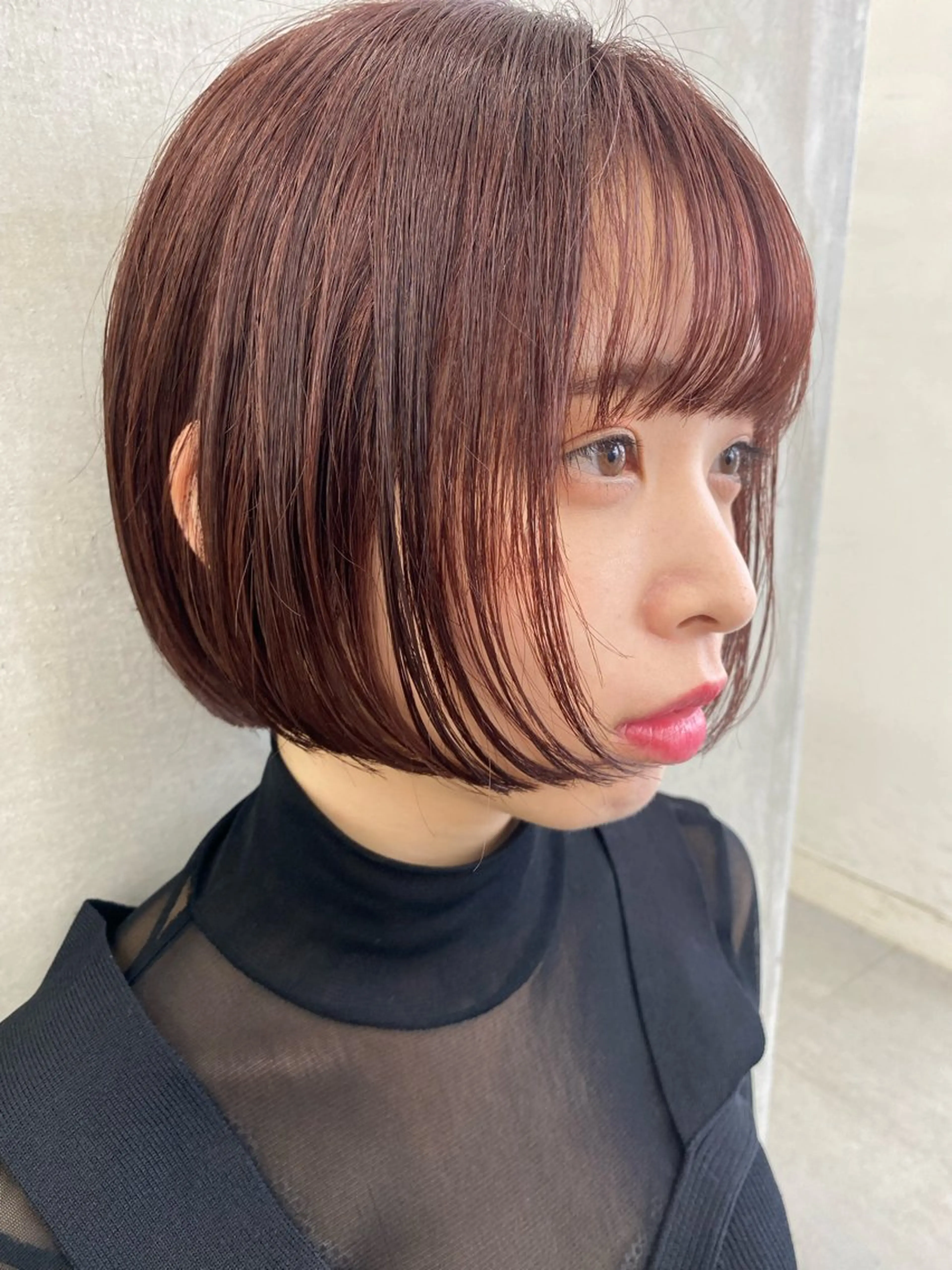 ショート ボブ カット ヘアカラー 丸山 純奈のヘアスタイル