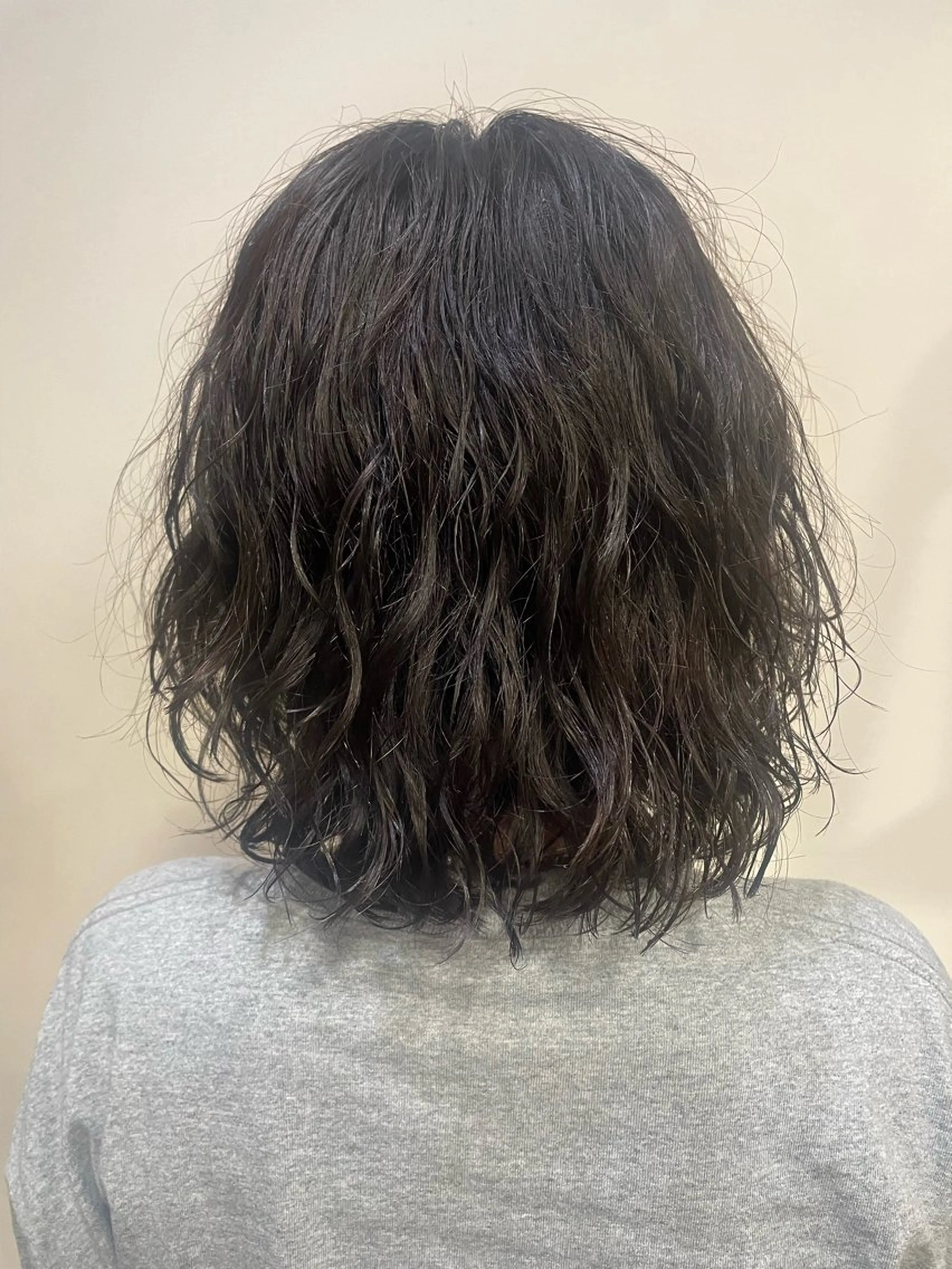 ミディアム カラー パーマ ミディアムパーマ 黒髪 ナチュラルブラック 浅岡 昭汰のヘアスタイル