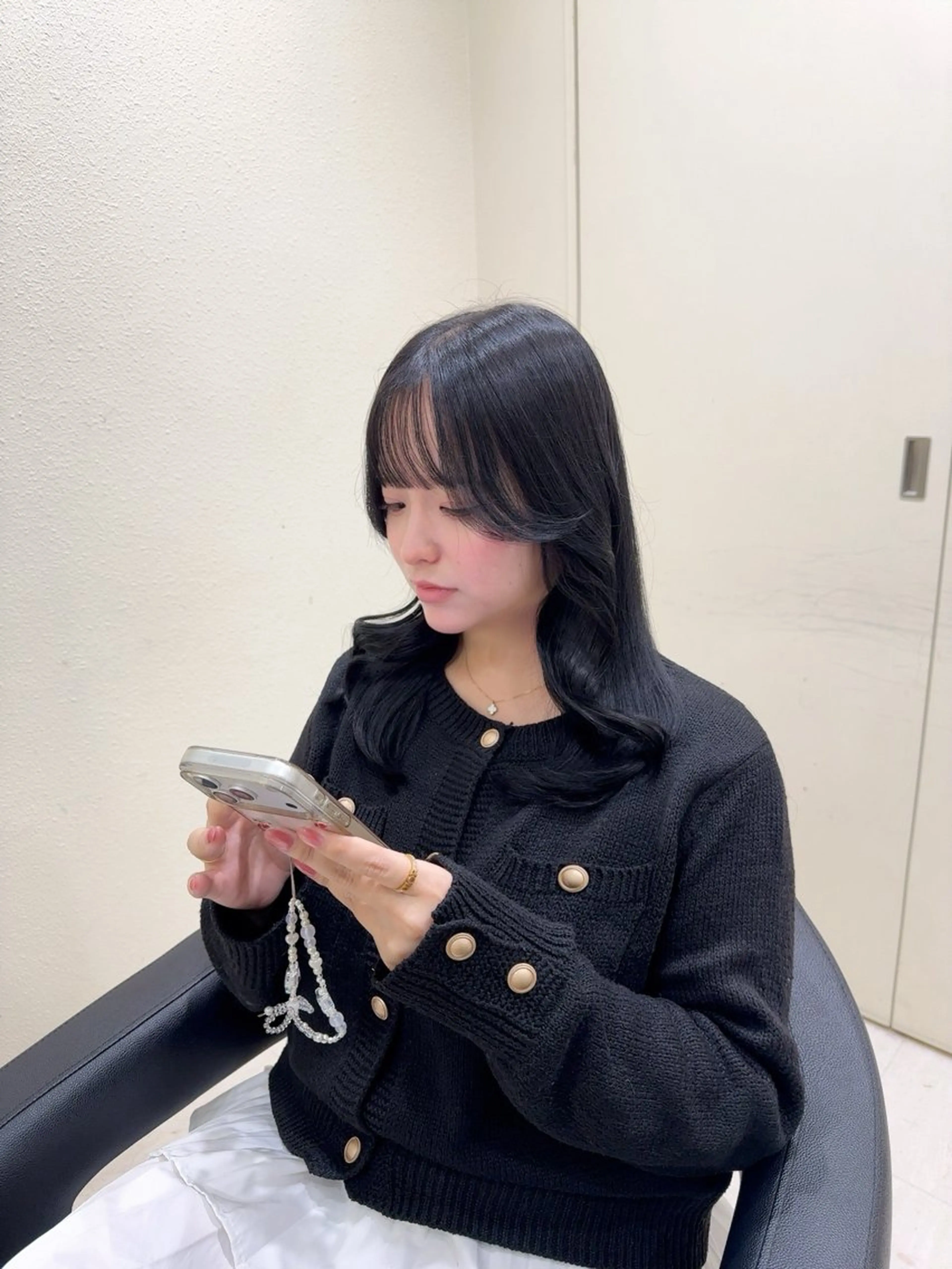 ミディアム ミディアムレイヤー 髪質改善 韓国風ヘア レイヤーカット カット ヘアカラー トリートメント 透明感× ブルーブラック/池袋のヘアスタイル