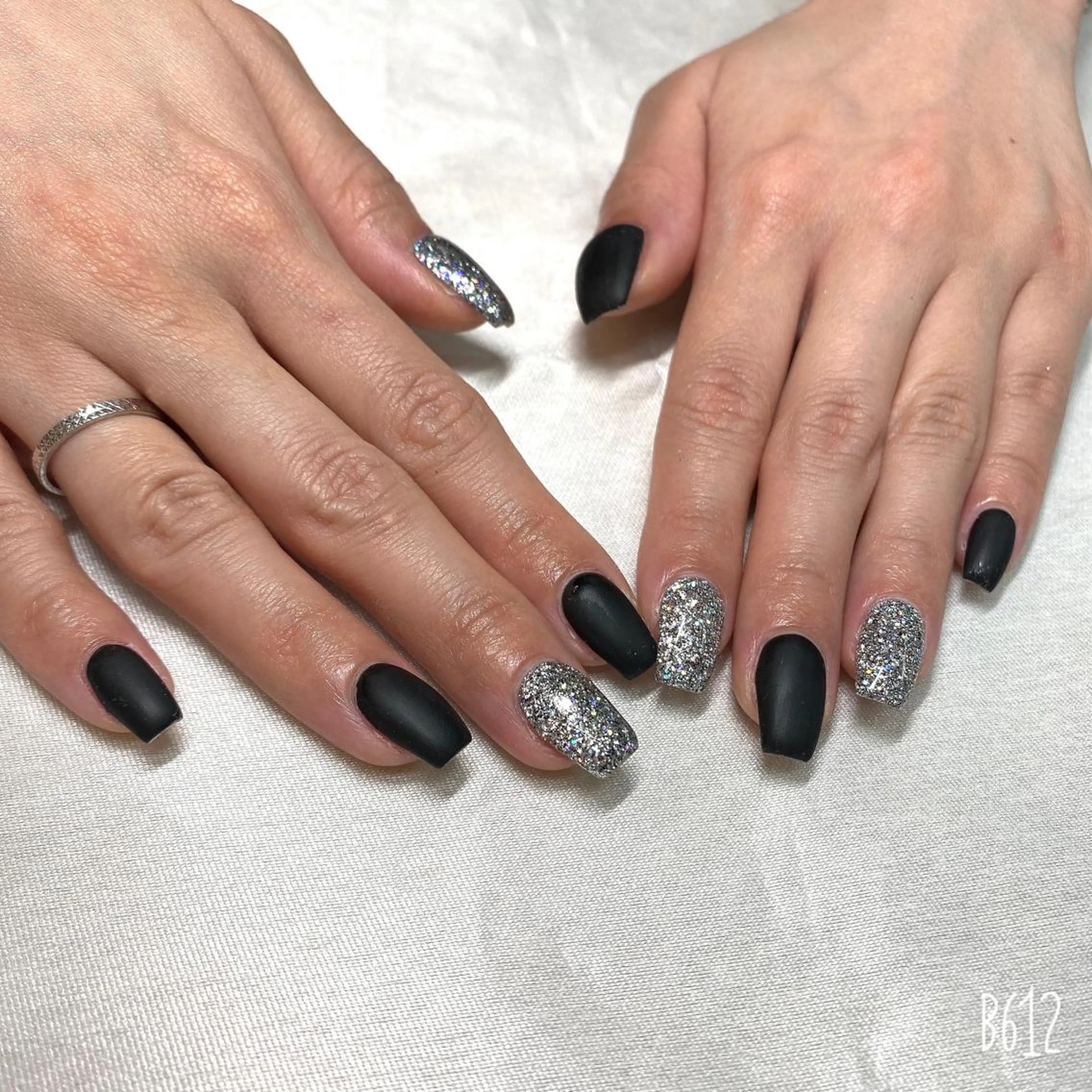 セミロング カラー パーマ ヘアアレンジ メンズ キッズ ネイル マツエク・マツパ アイブロウ シルバー ラメ(グリッター) マットネイル シルバー 今福鶴見ネイル 8(ｴｲﾄ)のネイルデザイン