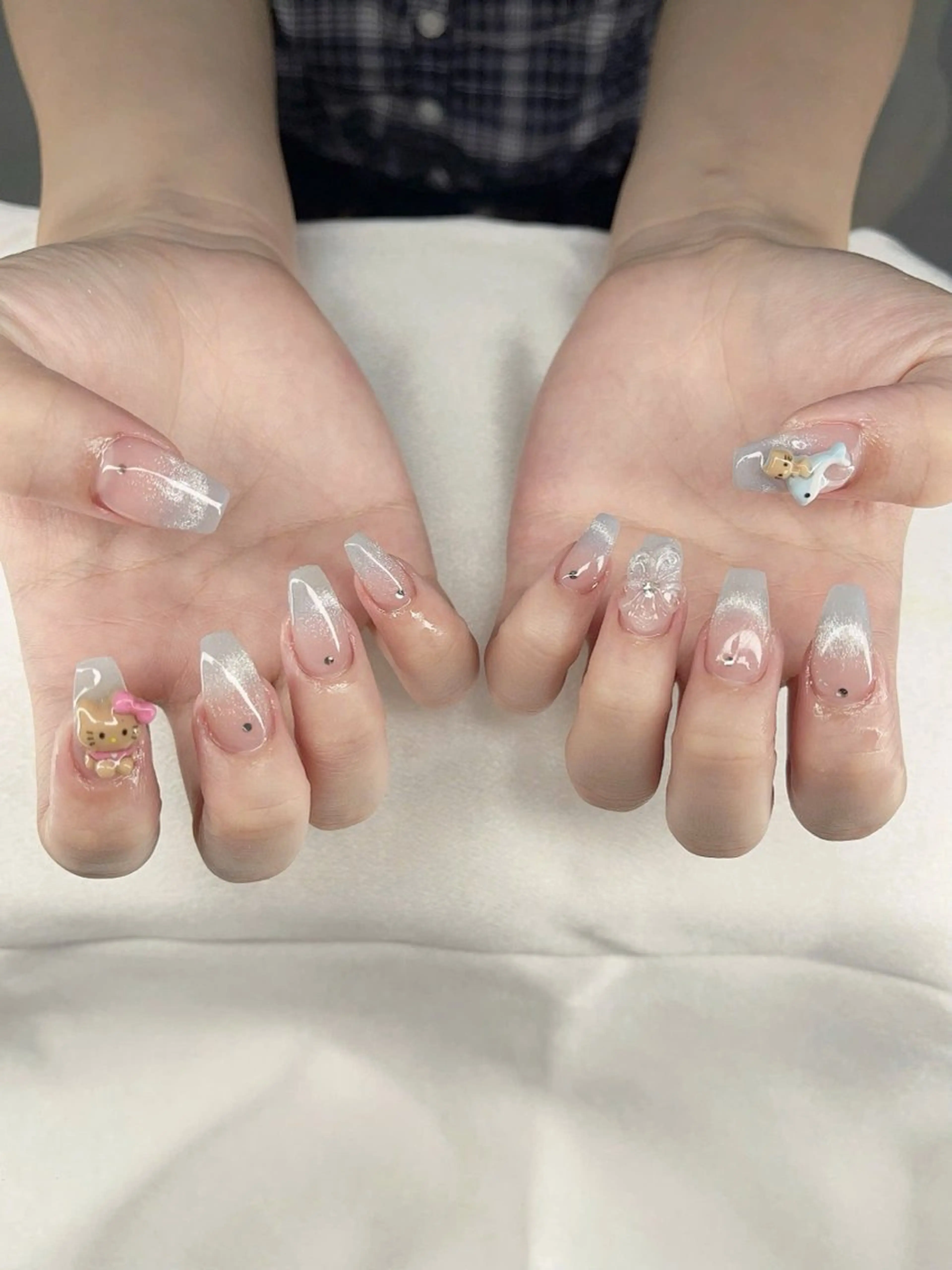 ネイル アニマル柄 オーロラネイル チークネイル フラッシュネイル ジェルネイル Lyna 池袋のネイルデザイン