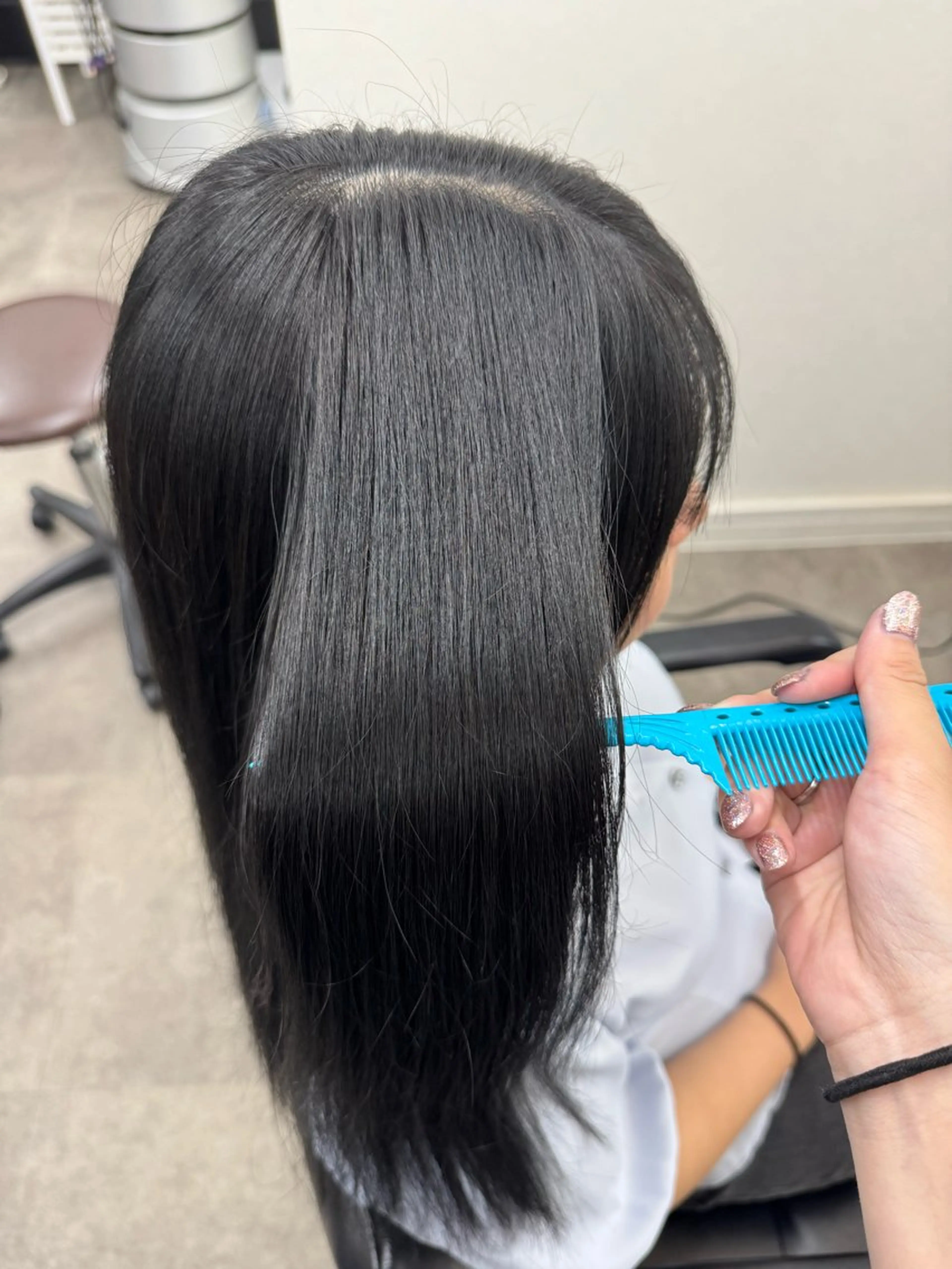 ロング カラー 黒髪 ブルーカラー ブルーブラック ヘアカラー トリートメント 近藤 愛理のヘアスタイル