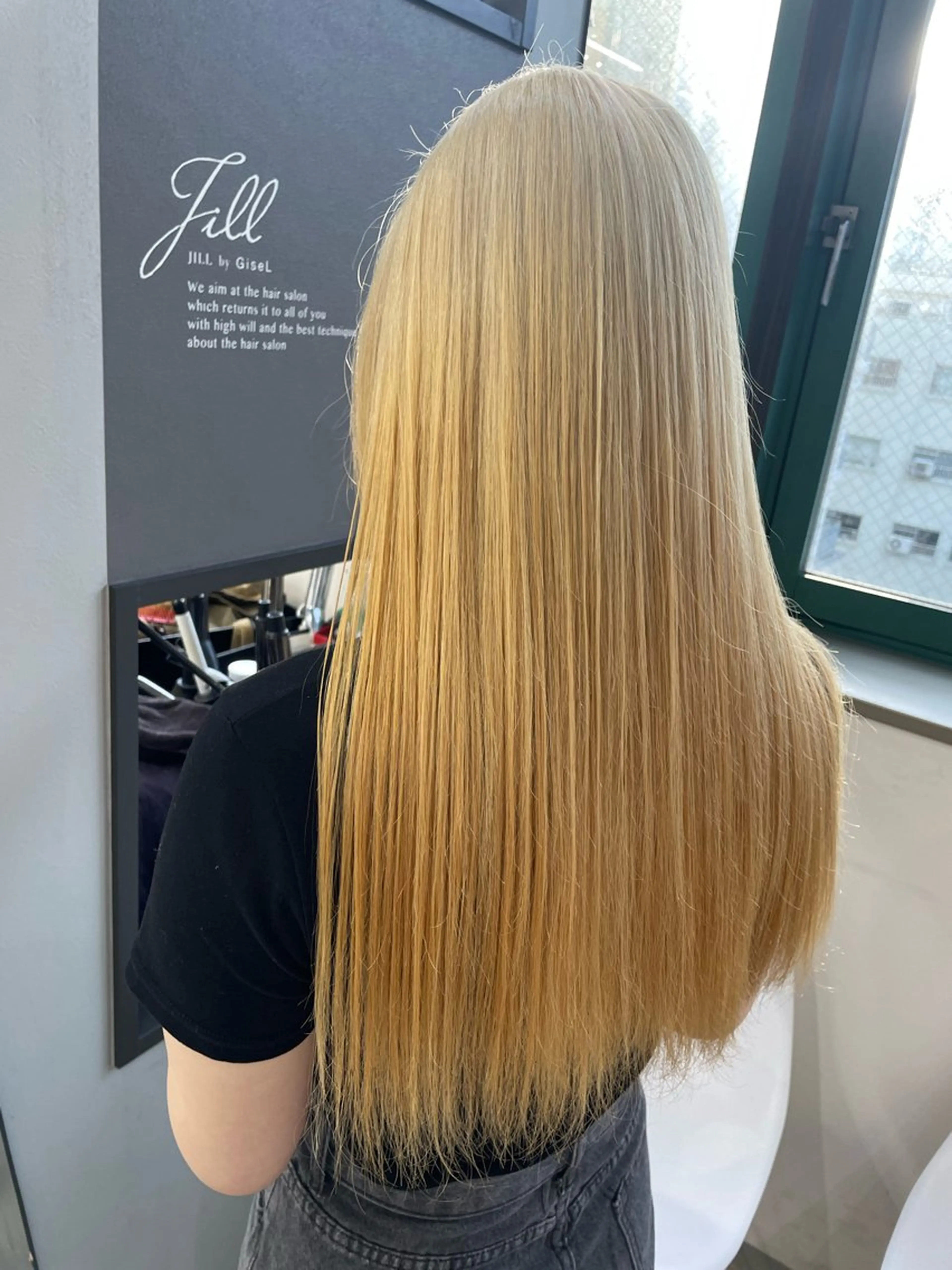 カラー AIRI layer cut hairのヘアスタイル