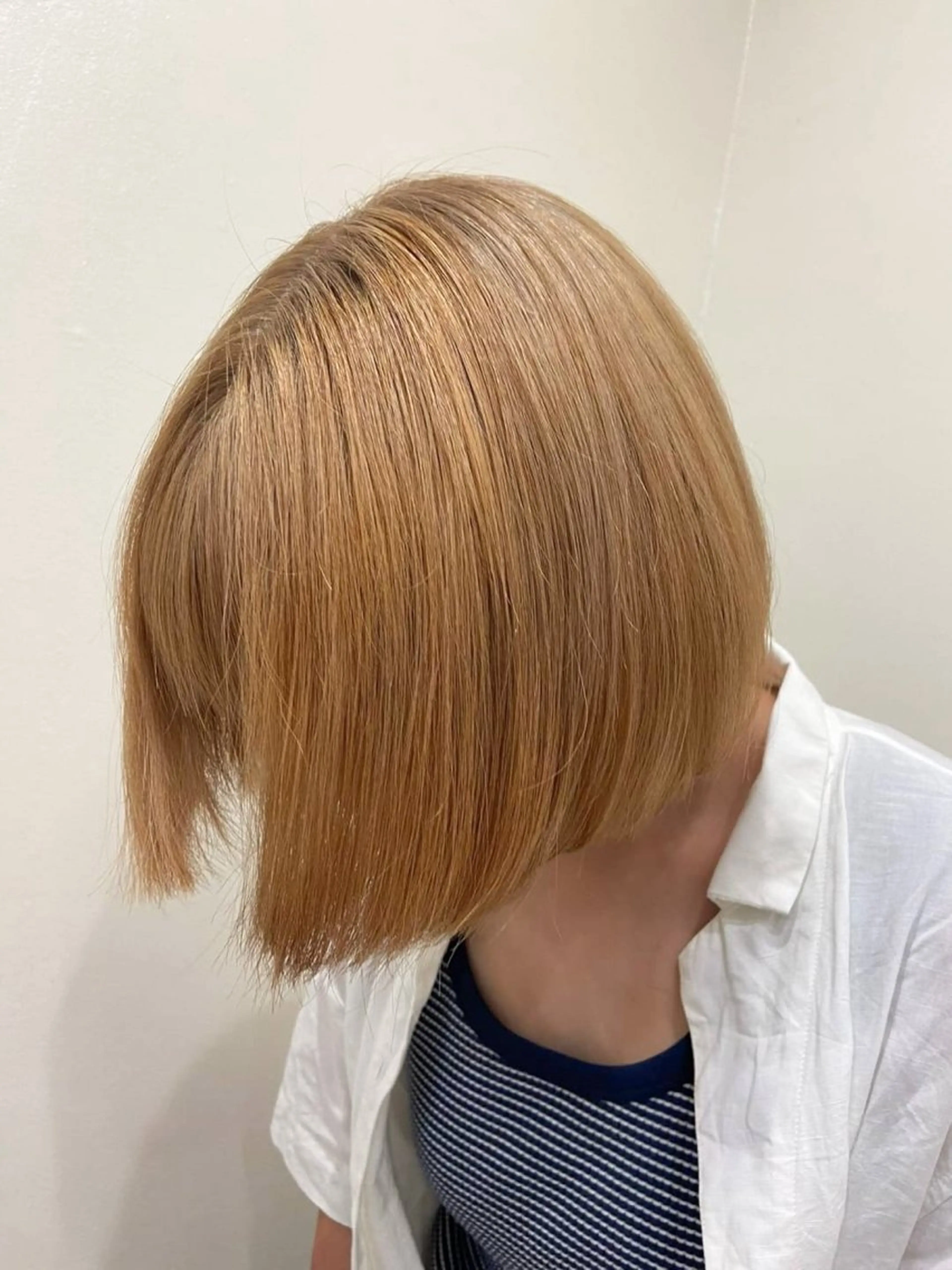 ショート カラー ベージュカラー ブリーチ ミルクティーベージュ ヘアカラー トリートメント ワタナベ リリコのヘアスタイル
