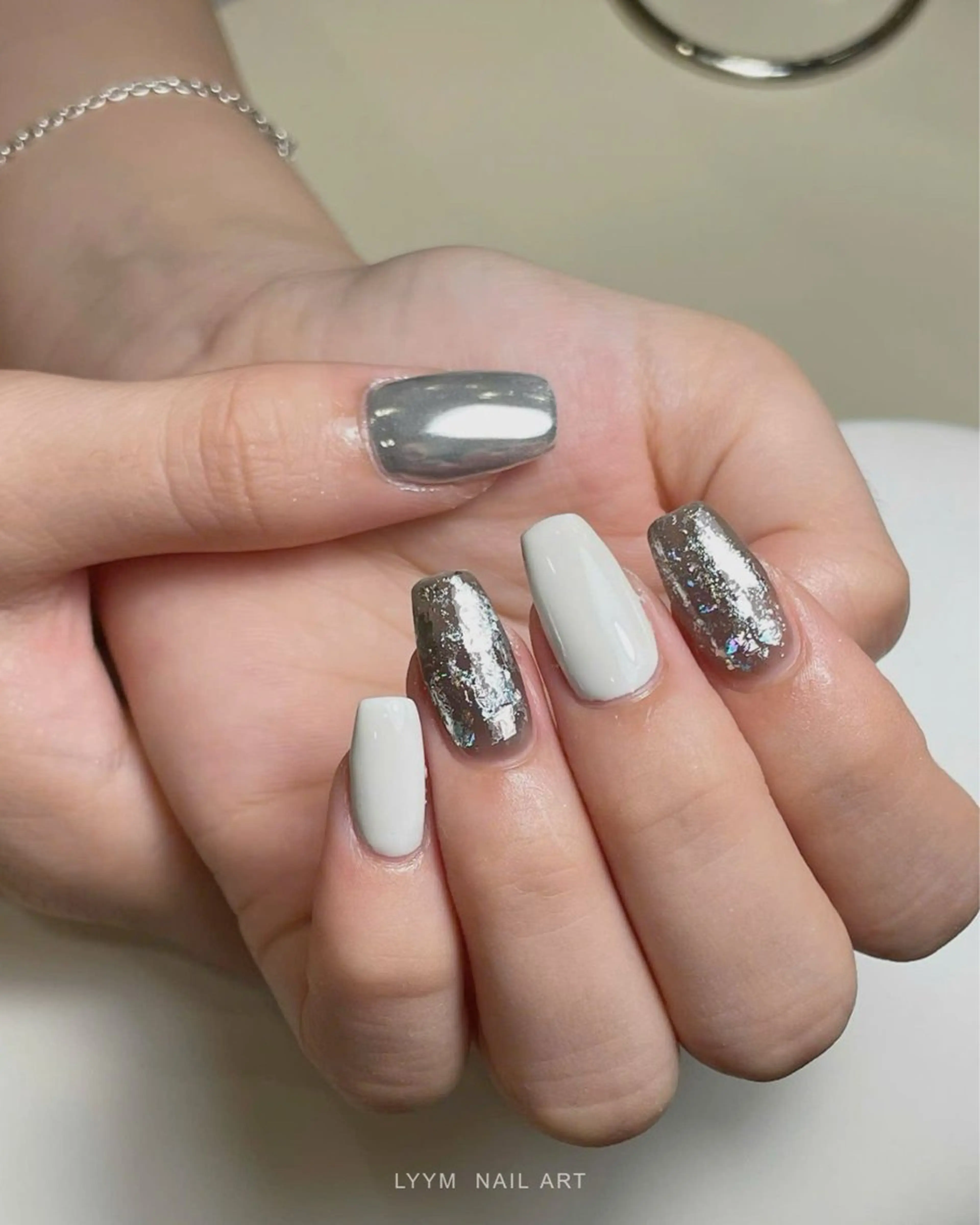 ネイル 韓国ネイル ロングネイル シルバー ホワイト LYYM Salonのネイルデザイン