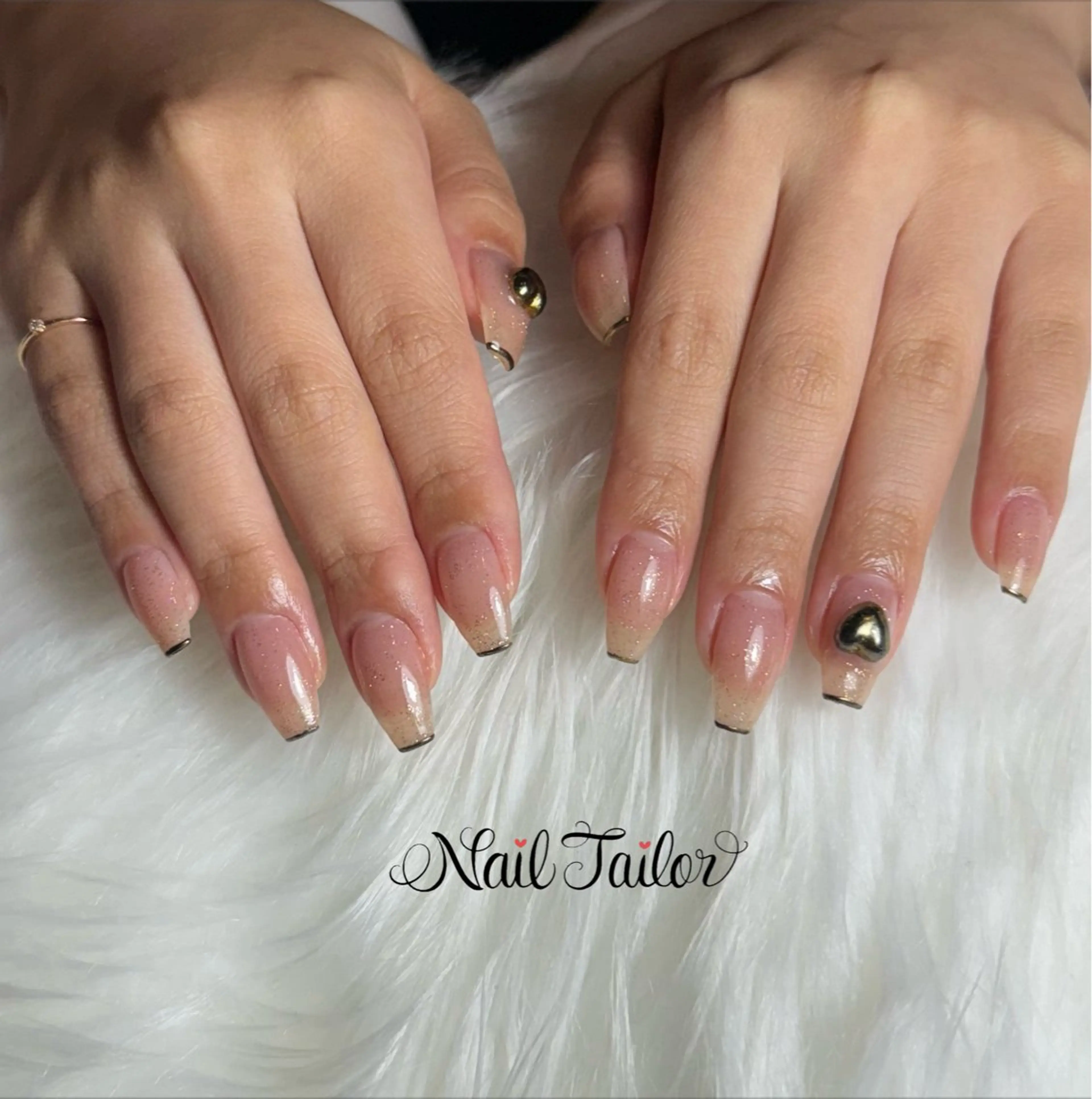 ネイル フラッシュネイル ゴールド ハート キラキラネイル ラメ(グリッター) ハンドネイル 〜Nail Tailor〜　ネイルテイラー所属・NailTailor ネイルテイラーのネイルデザイン