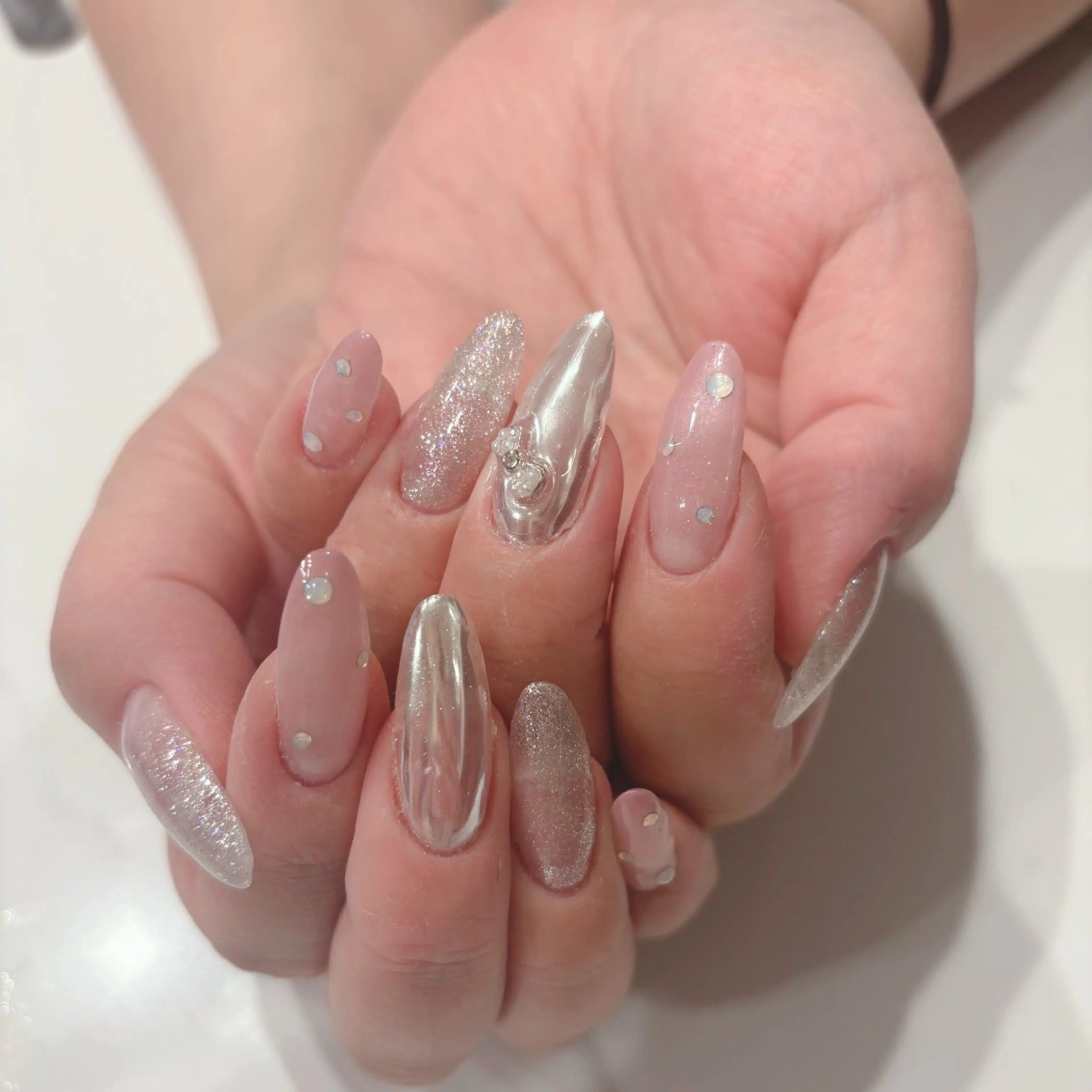 ネイル ジェルネイル ガーリー キラキラネイル オフィスネイル パラジェル ハンドネイル Shanti🩵 NARITAのネイルデザイン