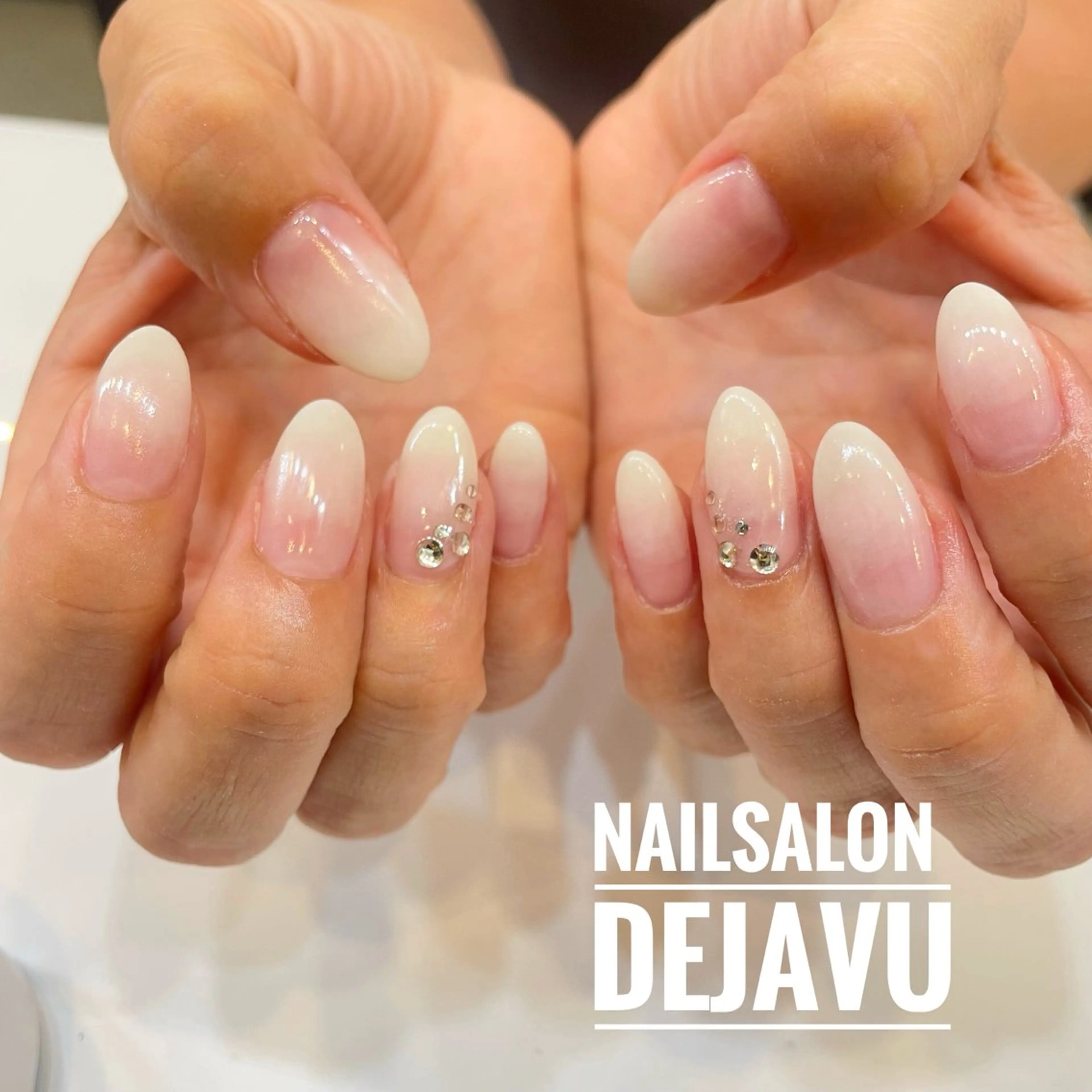 ネイル グラデーション ストーンネイル ホワイト ハンドネイル Nail salon Dejavu 🌿のネイルデザイン