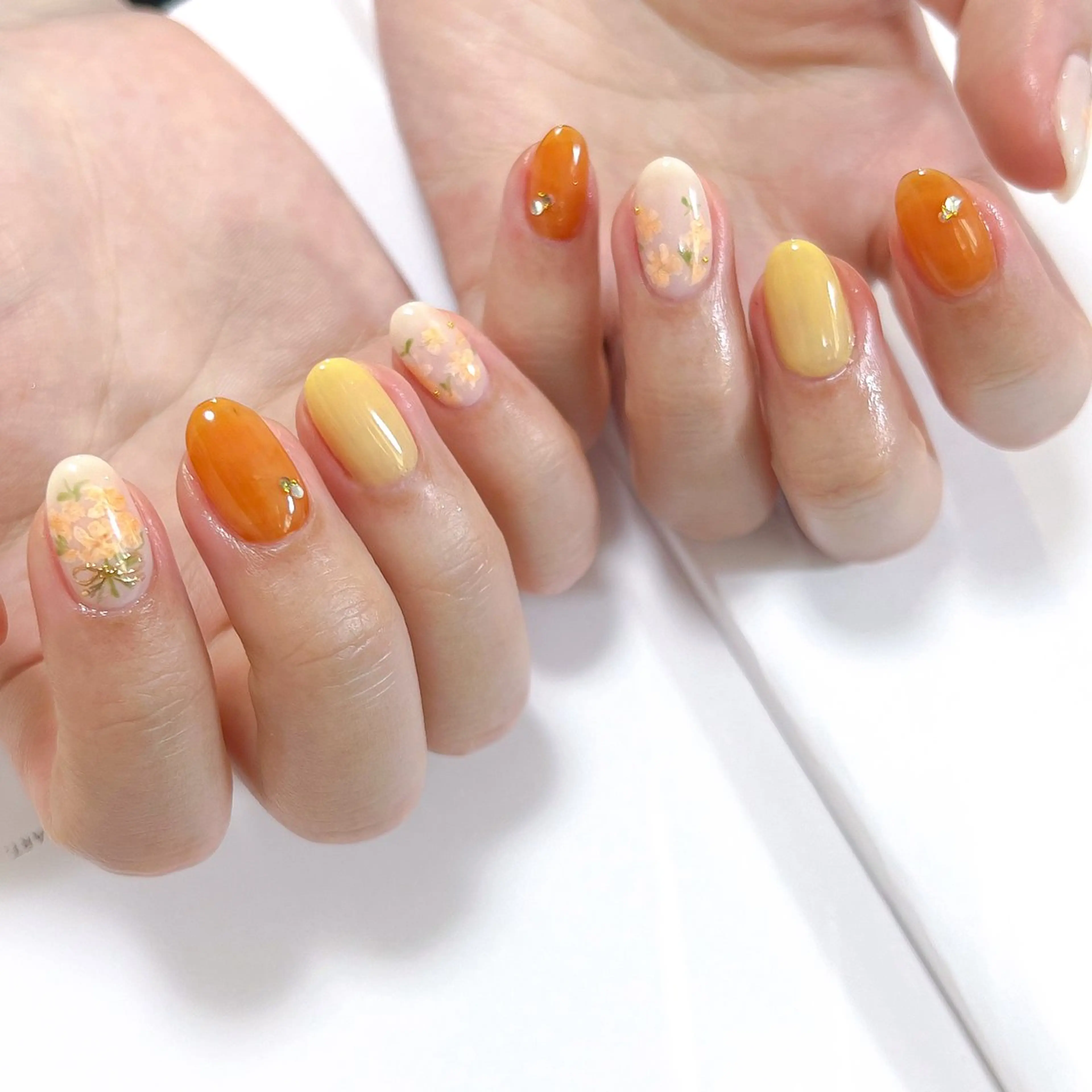 ネイル フラワーネイル 持ち込み オレンジ 春ネイル 黄色 ハンドネイル pointillé .ayaのネイルデザイン