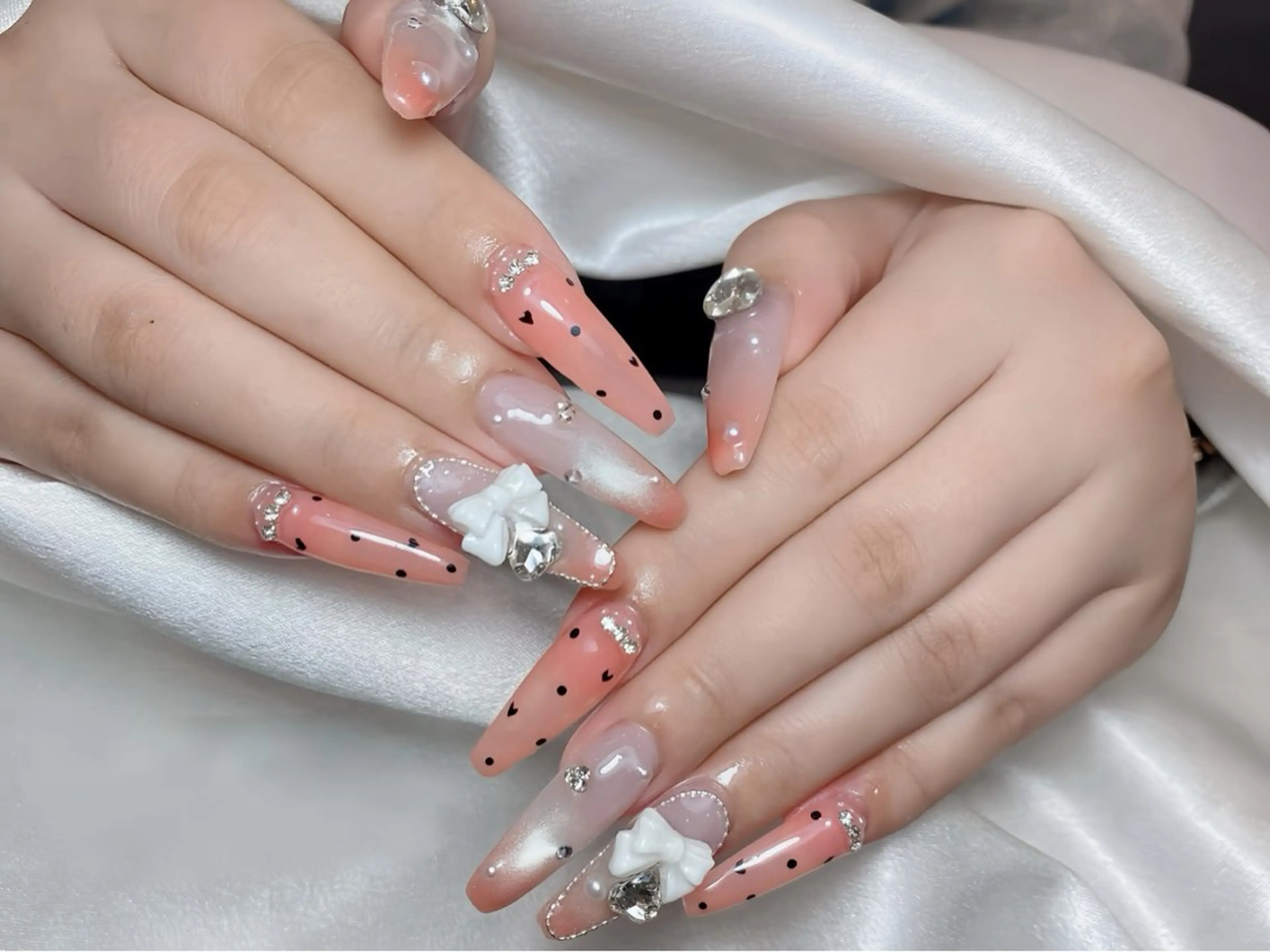 ネイル オーロラネイル チークネイル 桜ネイル クリアネイル ドット ハンドネイル Rin Nail 新大久保店のネイルデザイン