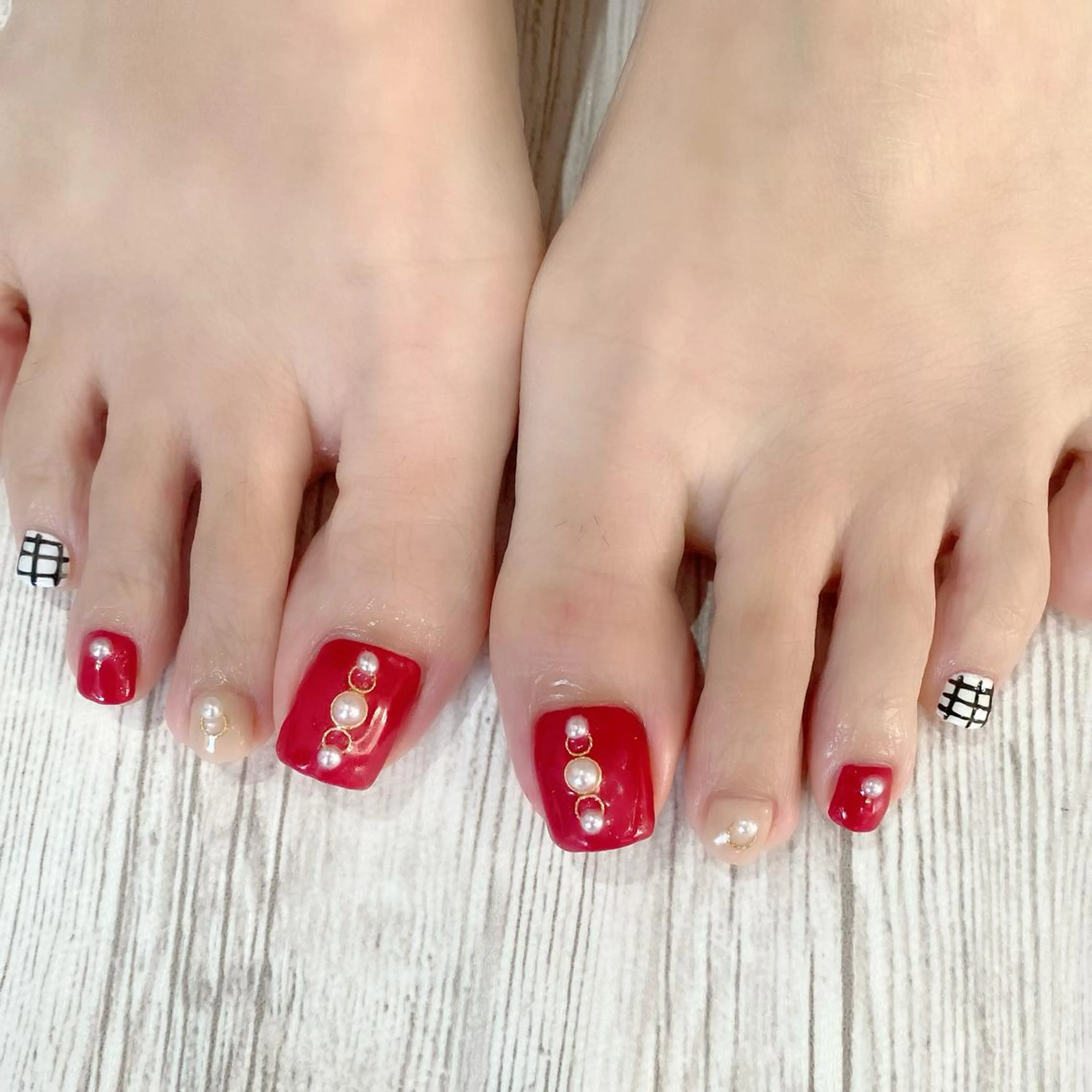 ショート カラー パーマ ヘアアレンジ メンズ キッズ ネイル マツエク・マツパ フットネイル ゴールド 赤色 フットネイル Salon Ｋのネイルデザイン