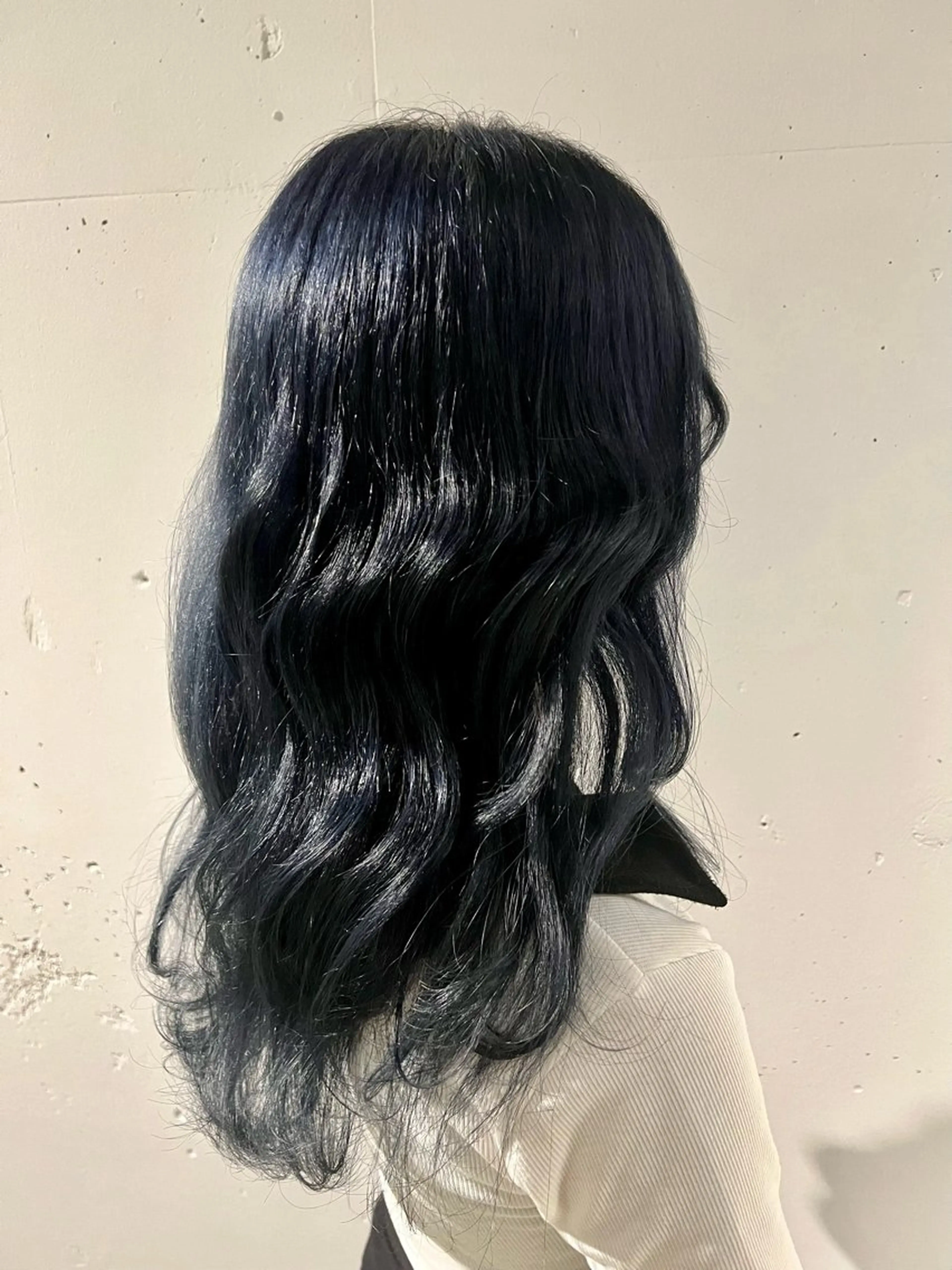 セミロング カラー 黒髪 ブリーチ ブルーカラー ブルーブラック ヘアカラー トリートメント カラースペシャリスト しょう🧑🏼‍🎨のヘアスタイル