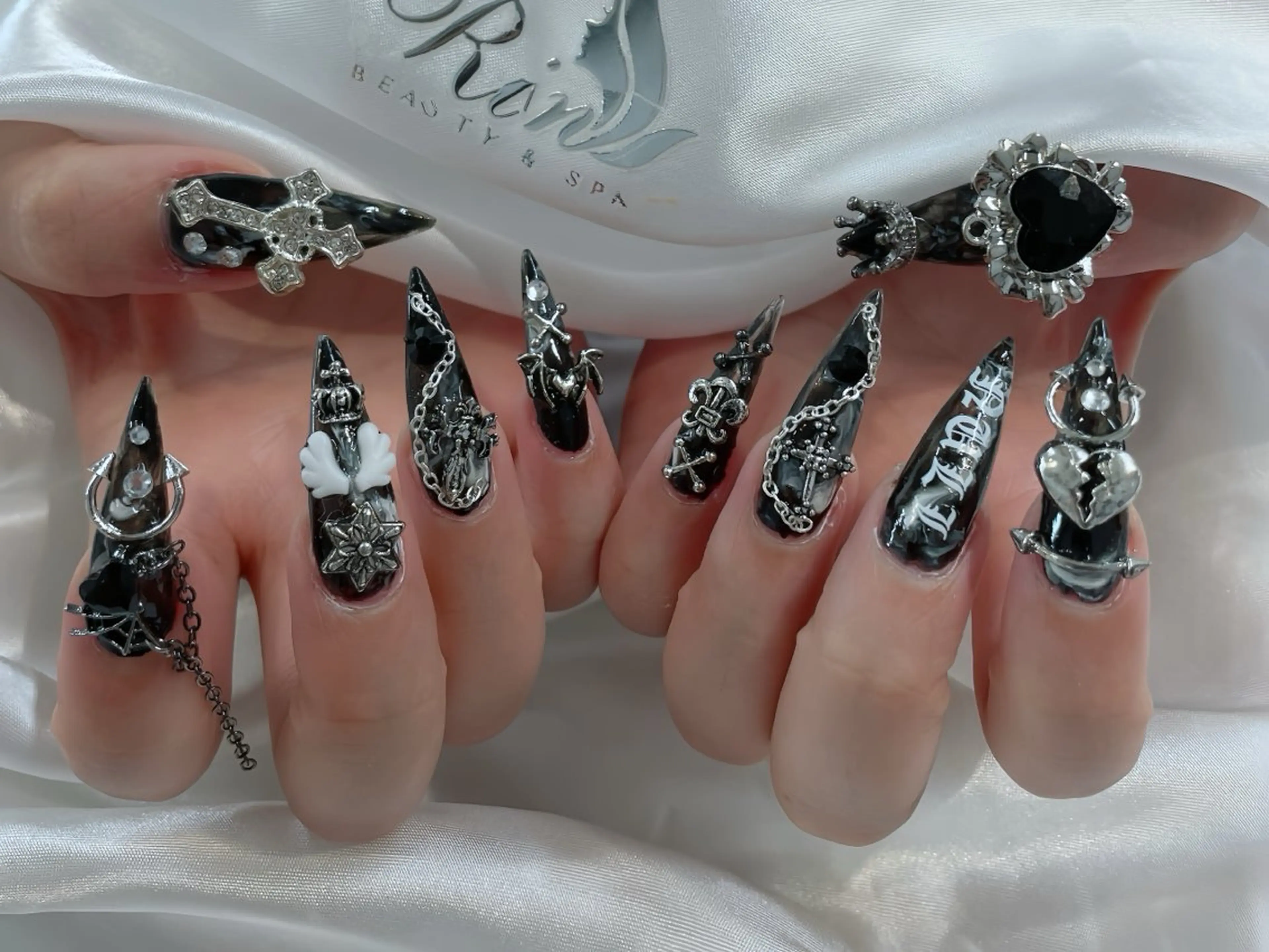 ネイル 成人式 ロングネイル ネイルチップ ハンドネイル Rin Nail 新大久保店のネイルデザイン