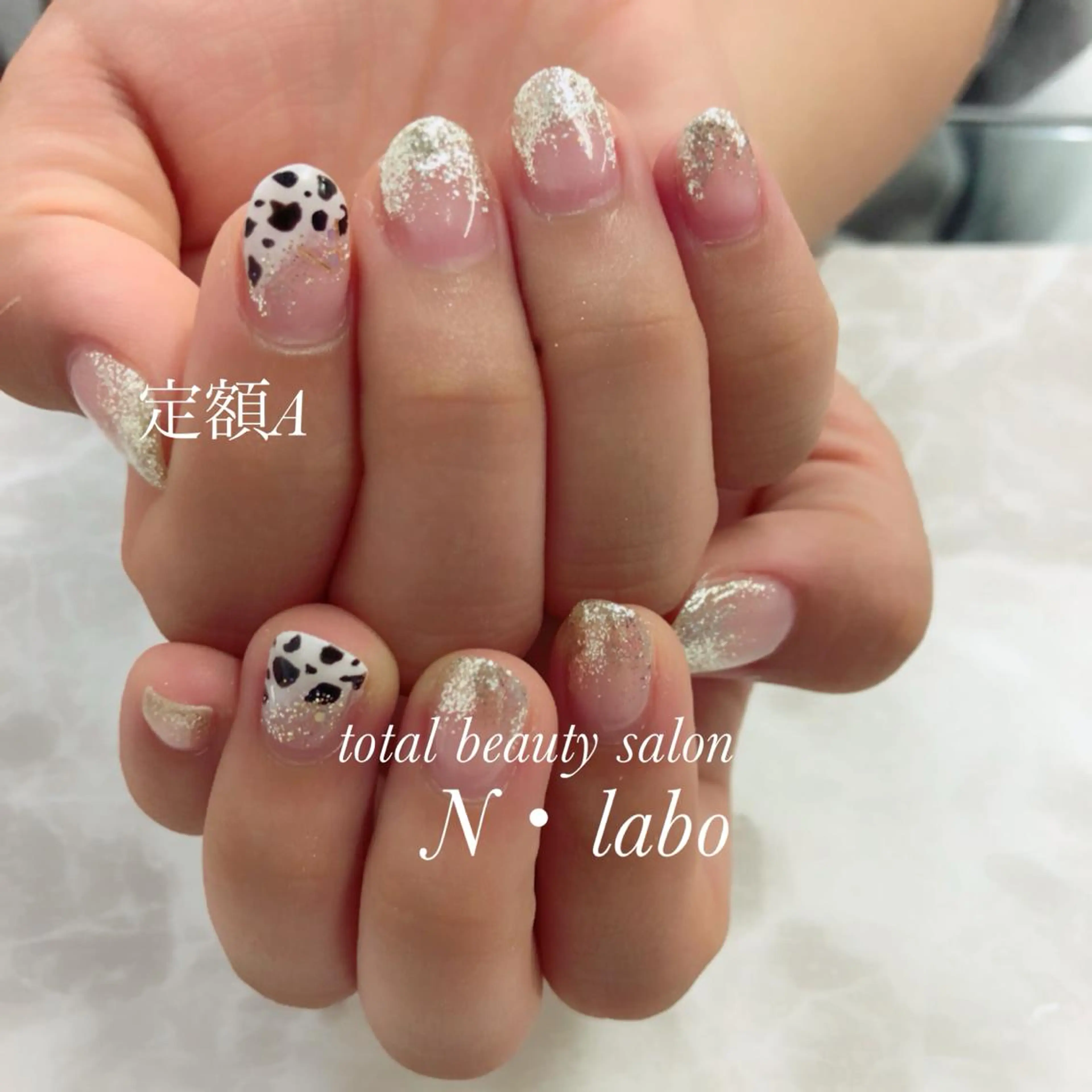 ネイル ジェルネイル ゴールド グラデーション ラメ(グリッター) ミディアムネイル Gracias. rieのネイルデザイン