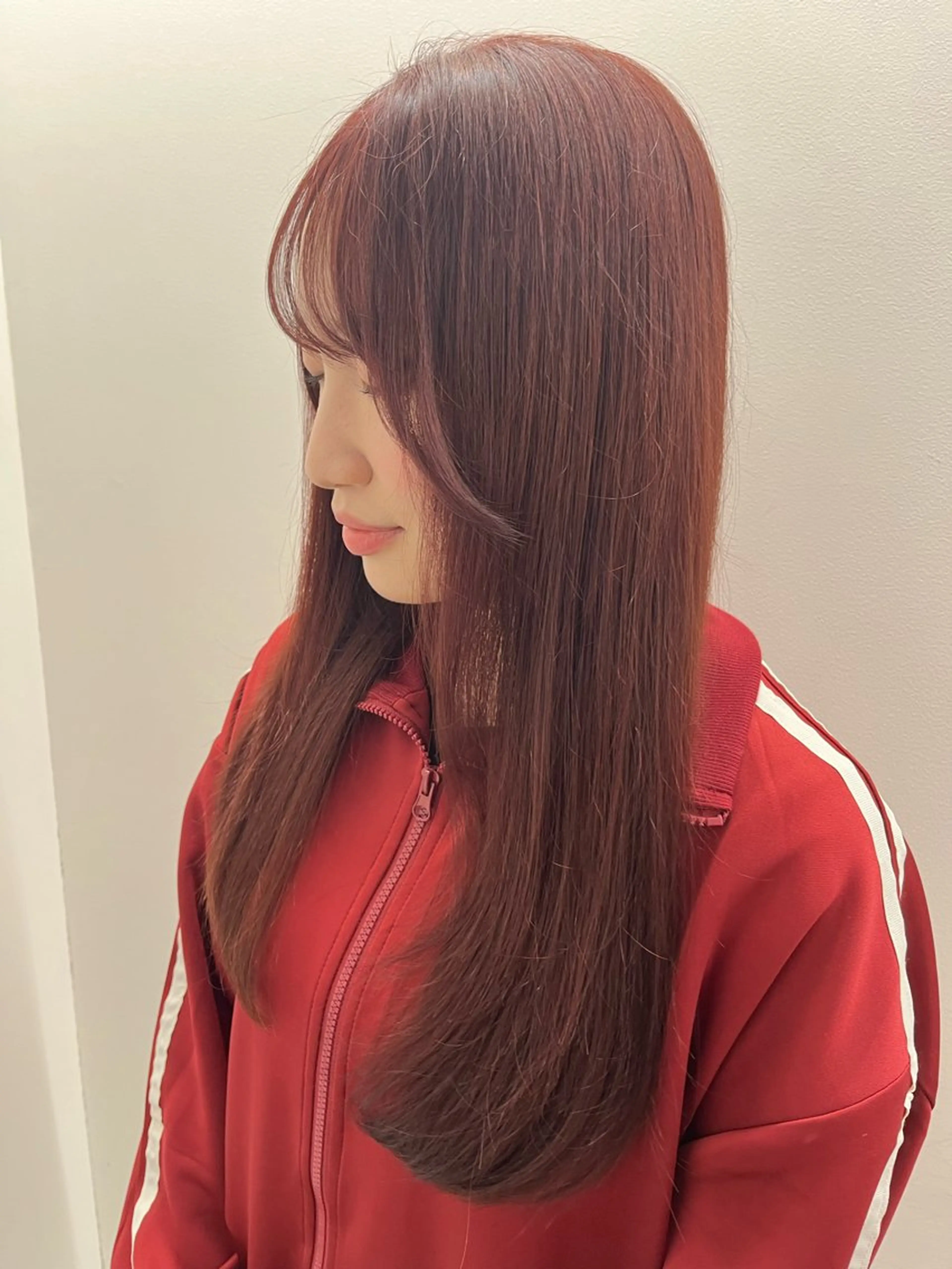 セミロング カラー ボルドーカラー ピンクカラー 宝徳 伶奈のヘアスタイル