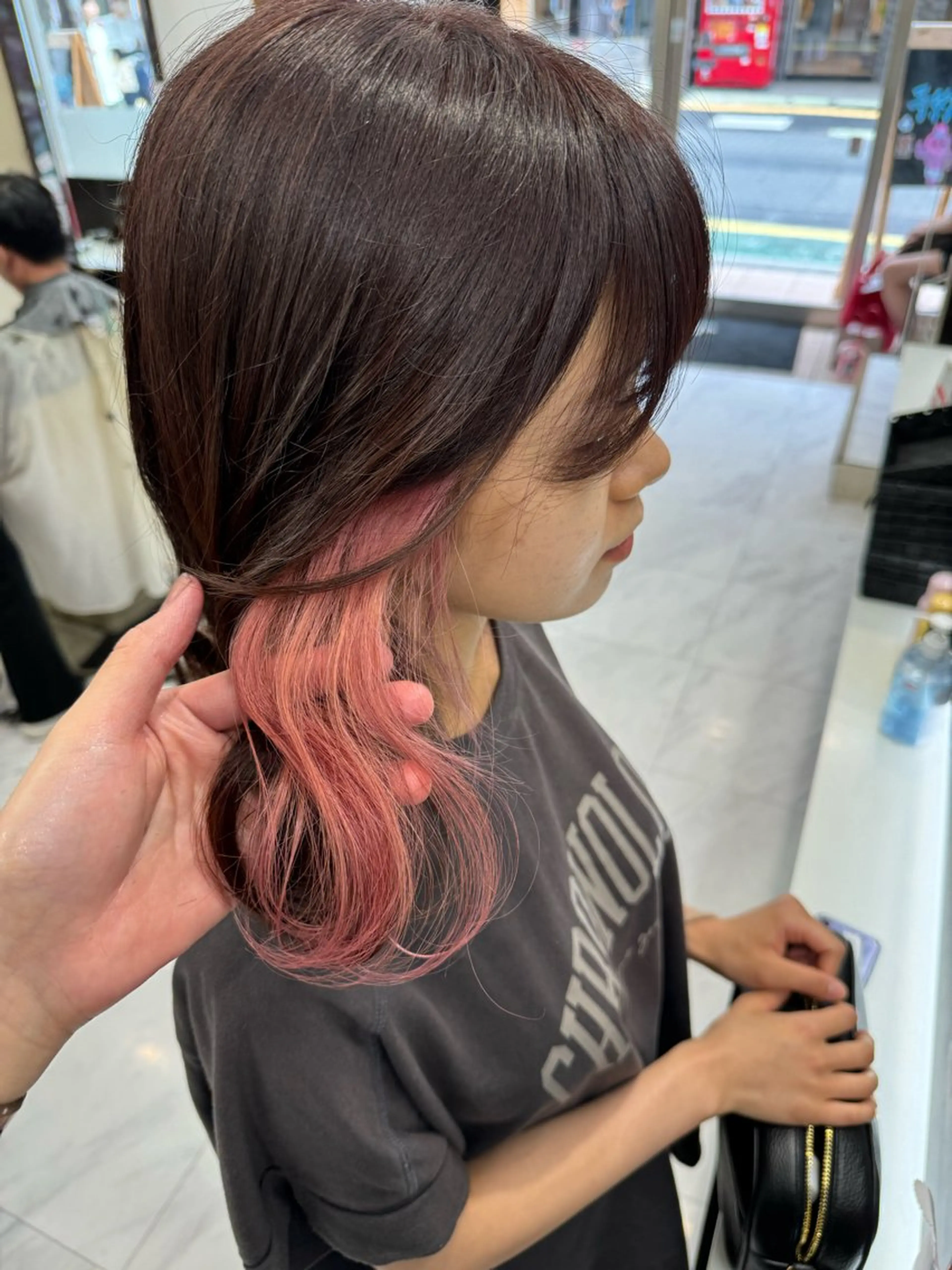 ミディアム カラー ヘアアレンジ 切りっぱなしボブ ミストバング ブリーチ ブラウンカラー デザインカラー カット ヘアカラー トリートメント 目黒 碧人のヘアスタイル