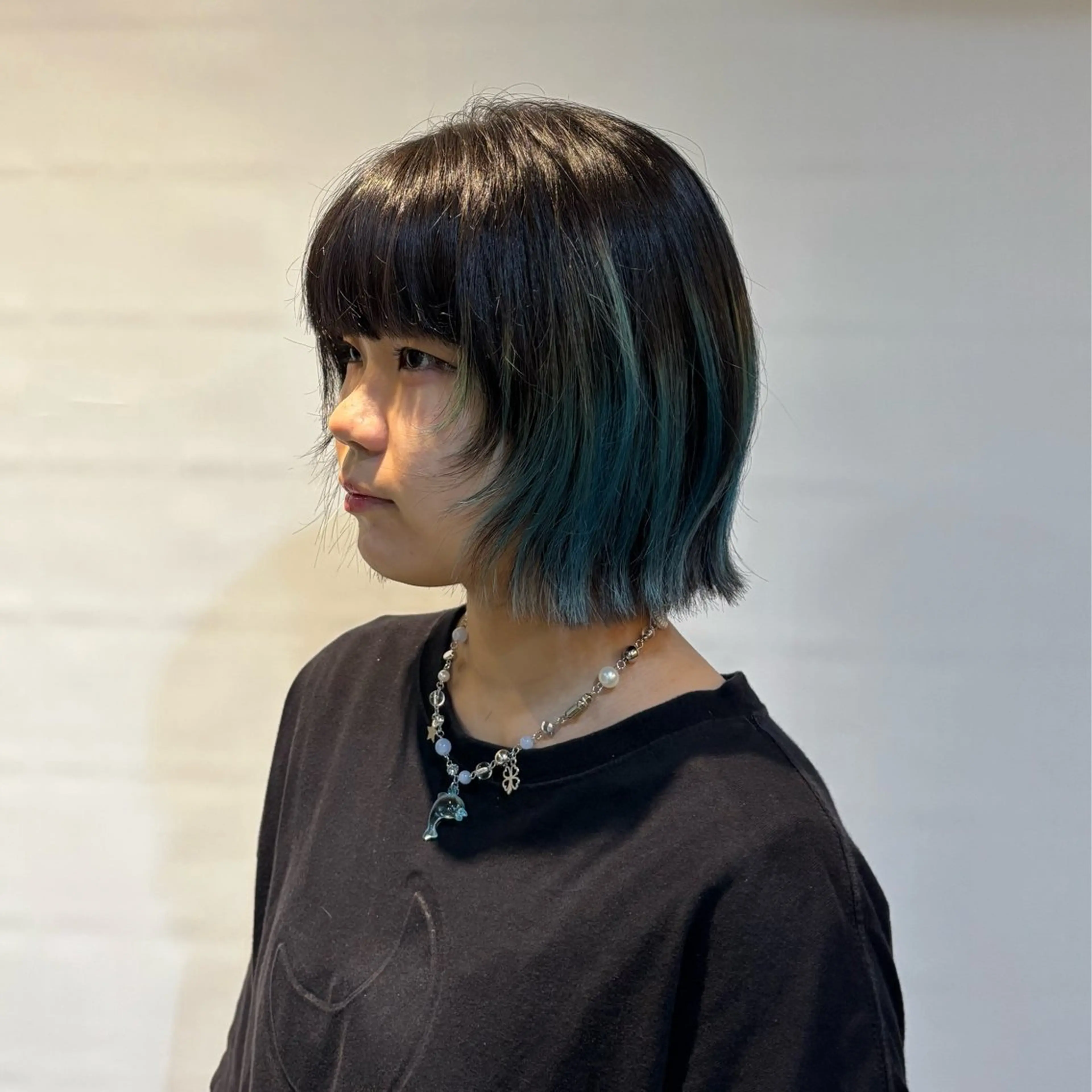ショート カラー ブリーチ ヘアカラー 林 小桃のヘアスタイル