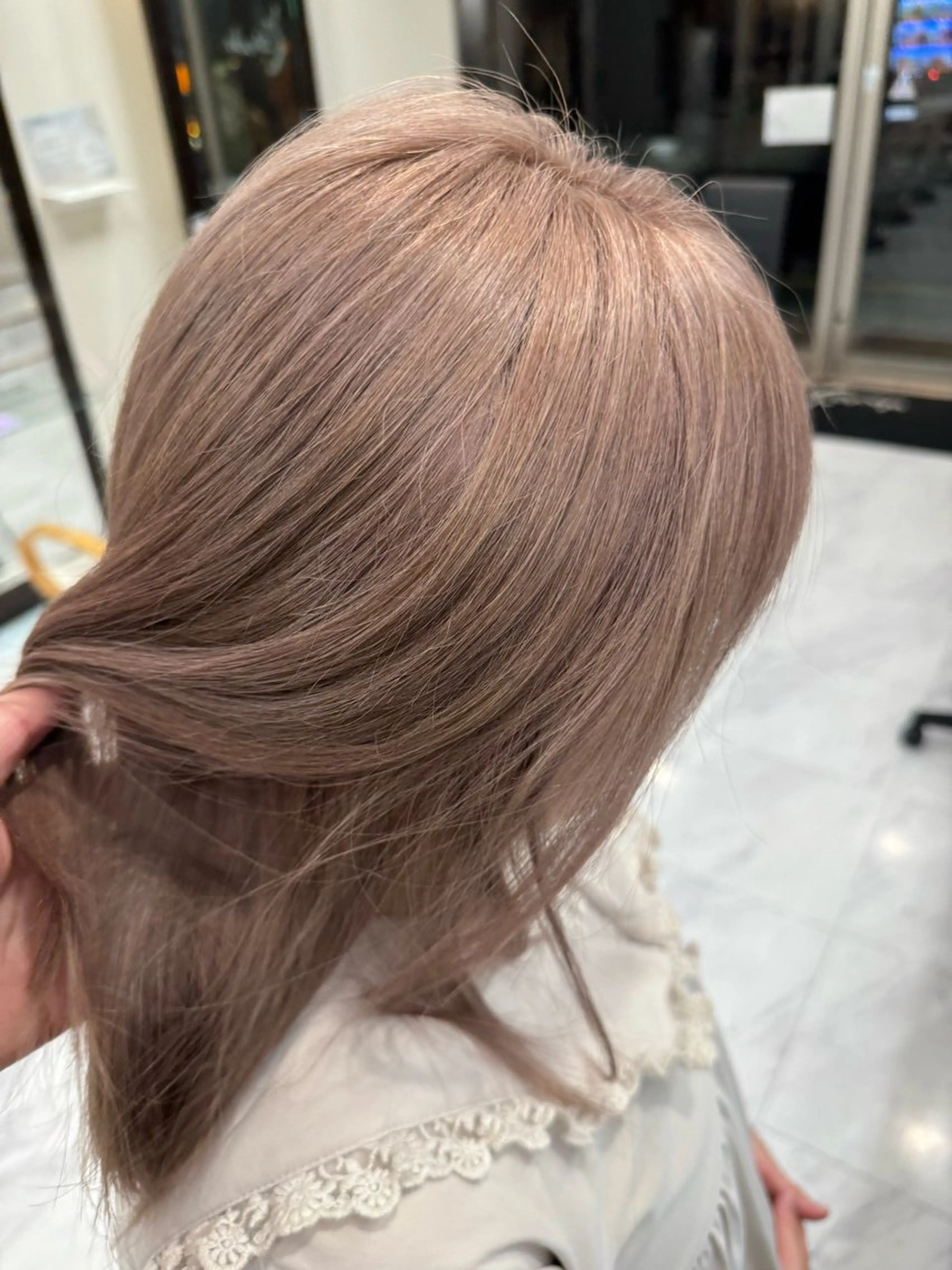 ミディアム カラー ヘアアレンジ 切りっぱなしボブ ベージュカラー ブリーチ デザインカラー ダブルカラー ヘアカラー トリートメント 目黒 碧人のヘアスタイル