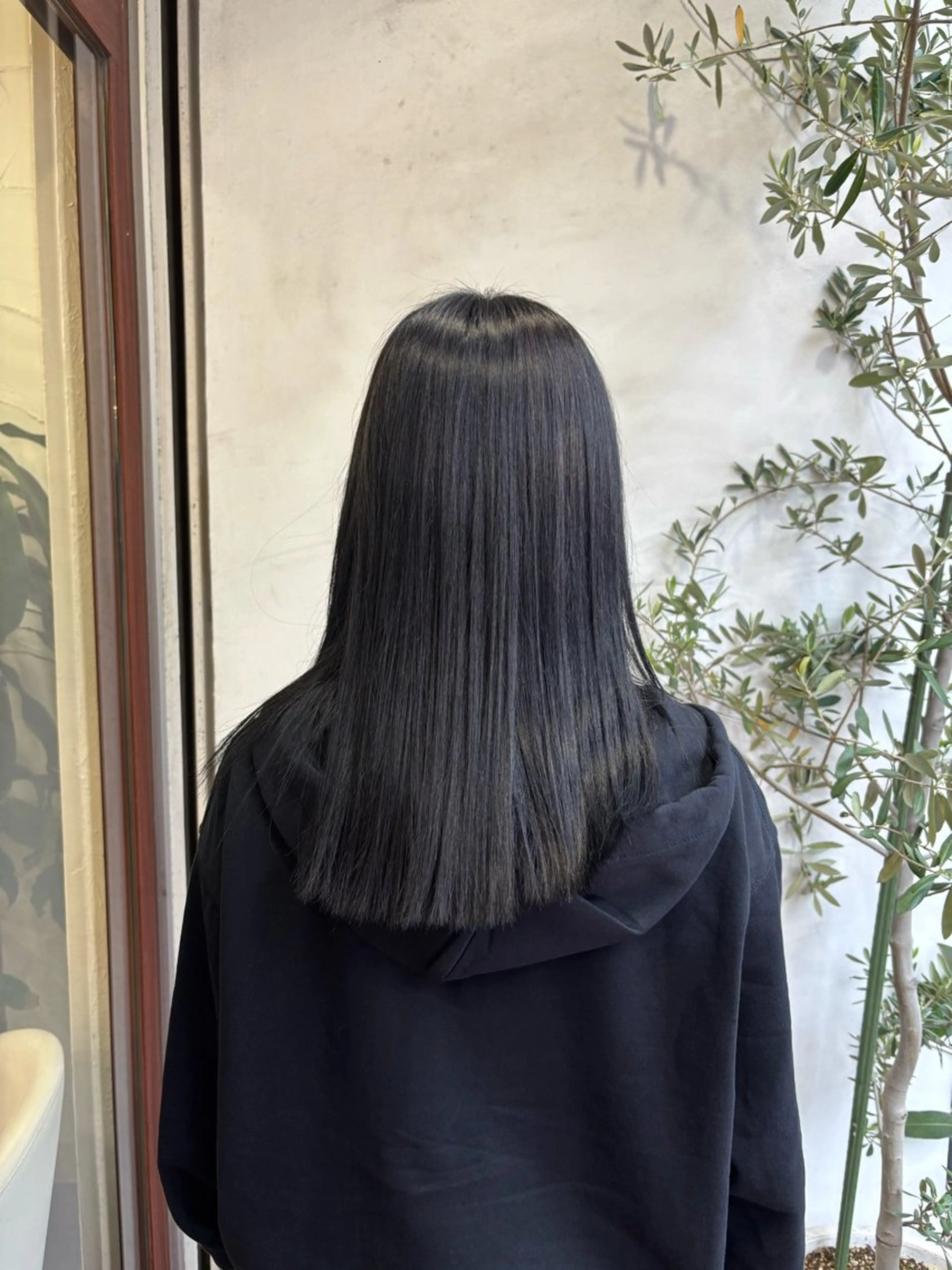セミロング カラー 黒髪 倉澤 愛理のヘアスタイル