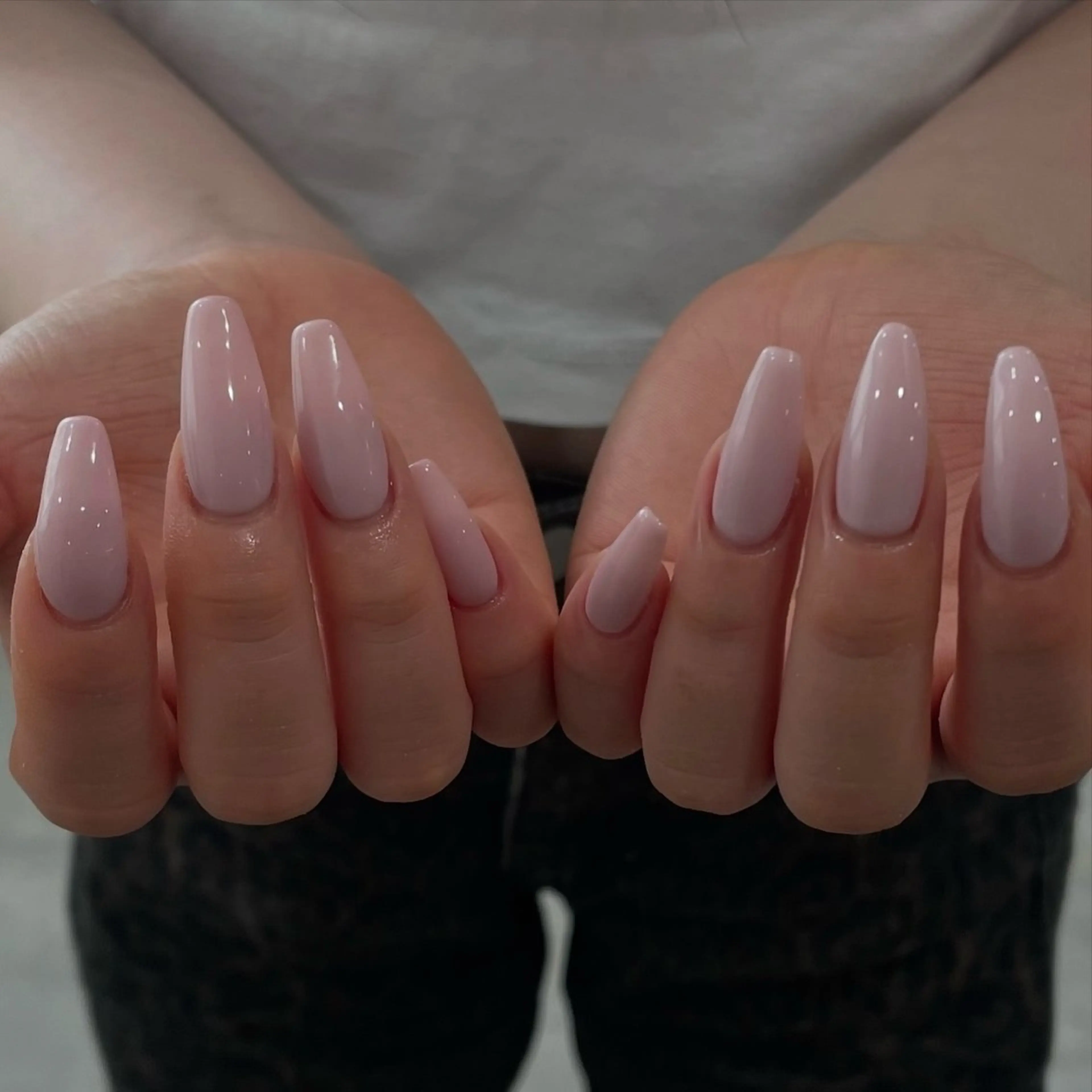 ネイル ハンドネイル 𝑟𝑖𝑠𝑎 🕯‎🤍のネイルデザイン