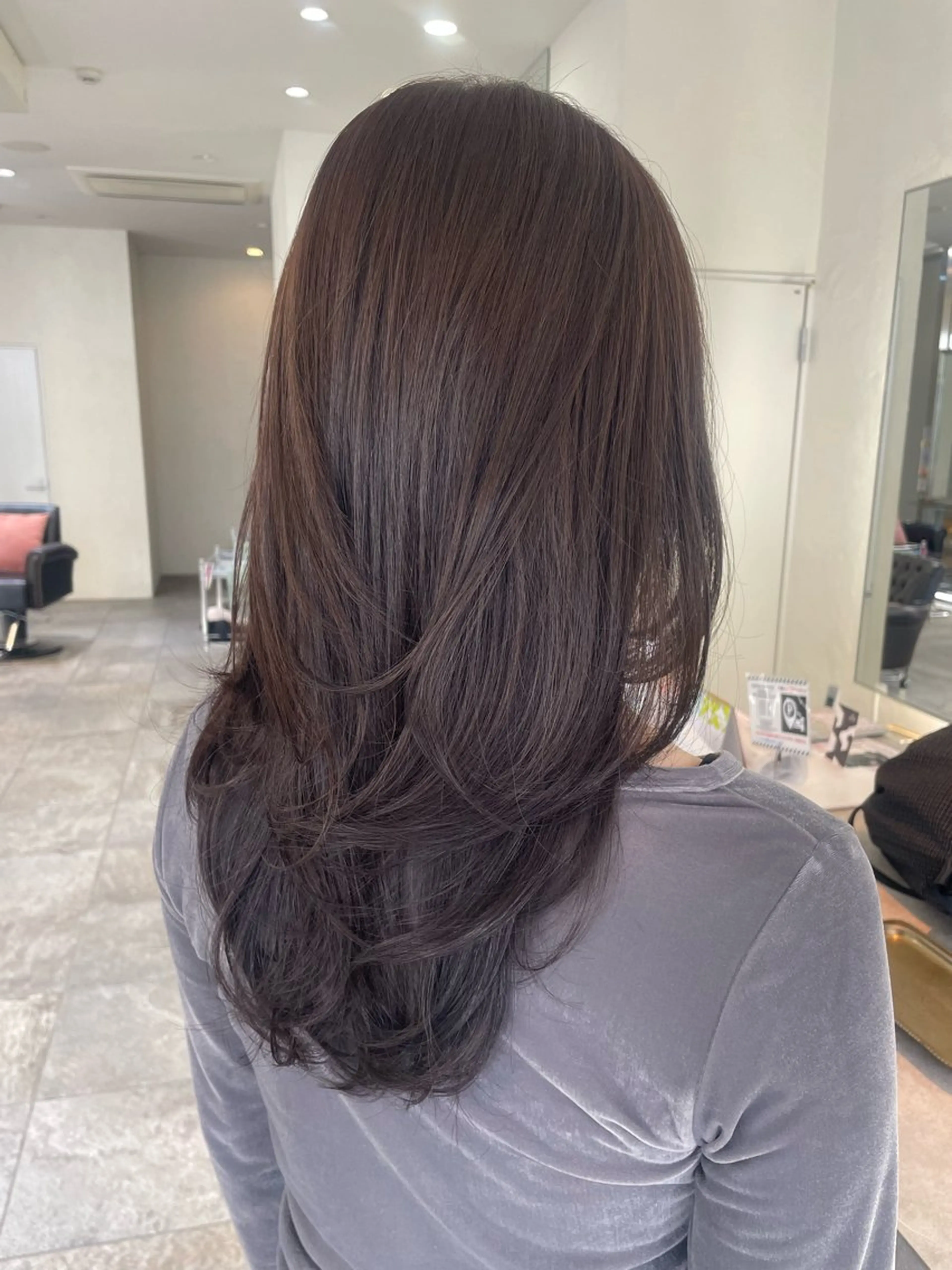 ロング レイヤーカット カット ヘアカラー ユナ ナチュラル／透明感のヘアスタイル