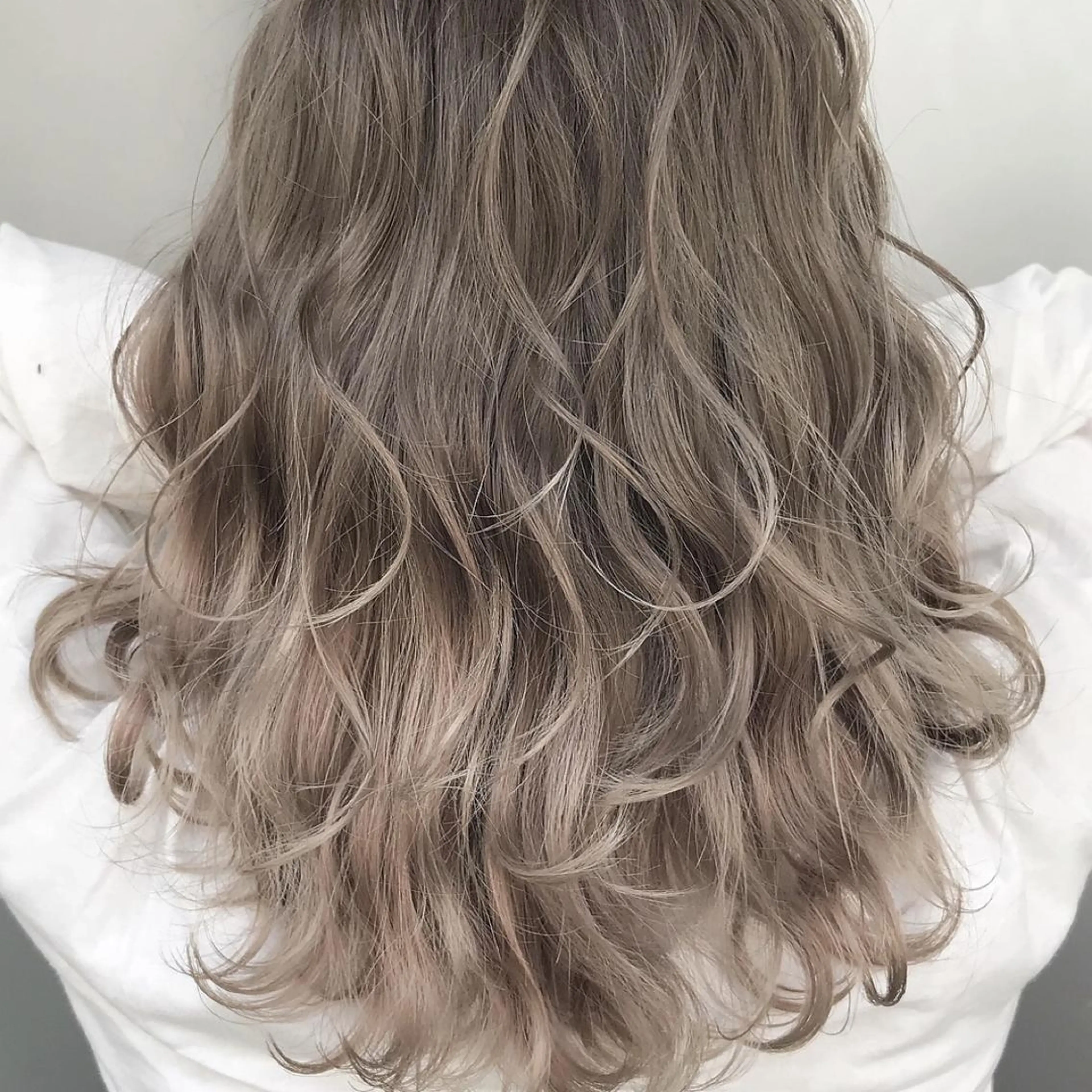 セミロング カラー ベージュカラー ミルクティーベージュ 阿部 圭悟のヘアスタイル