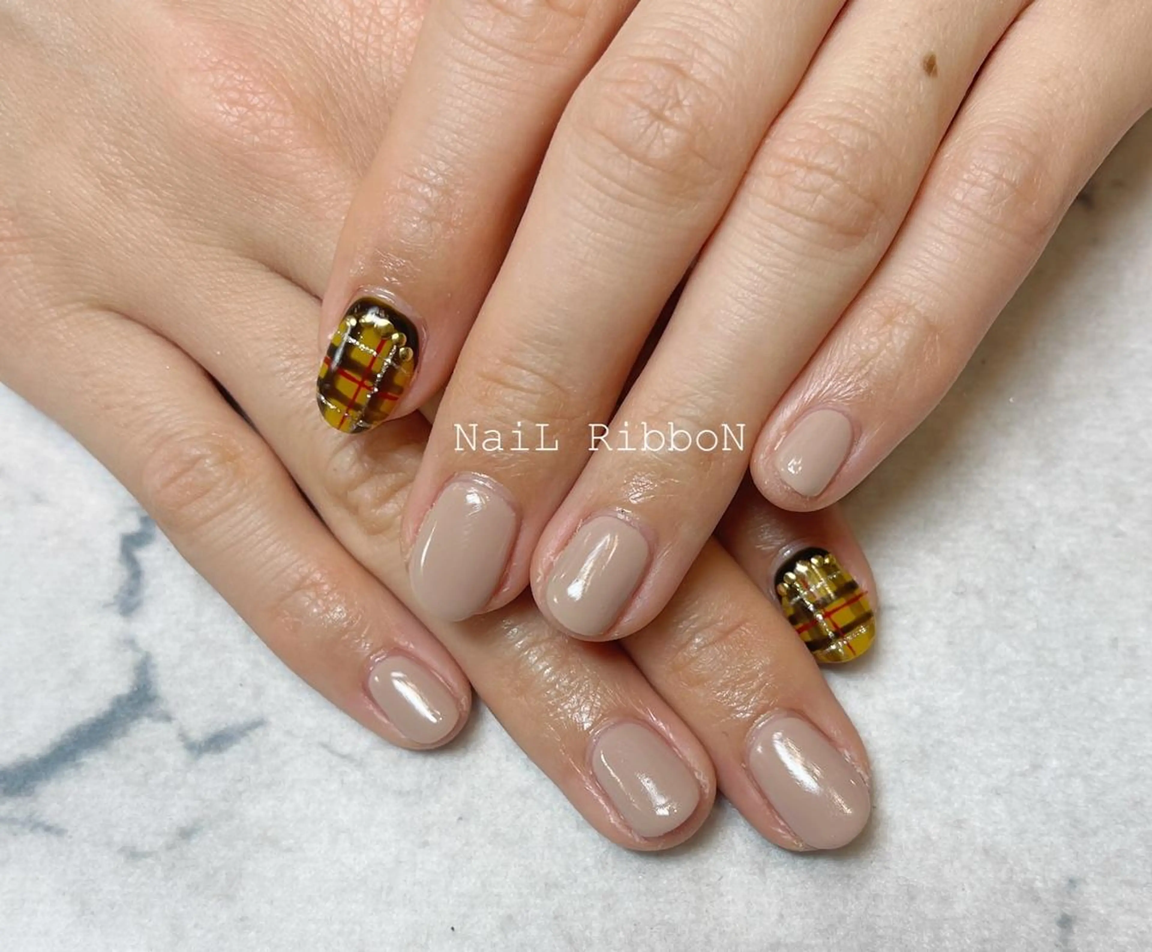 ネイル ネイルリボン 受付スタッフのネイルデザイン