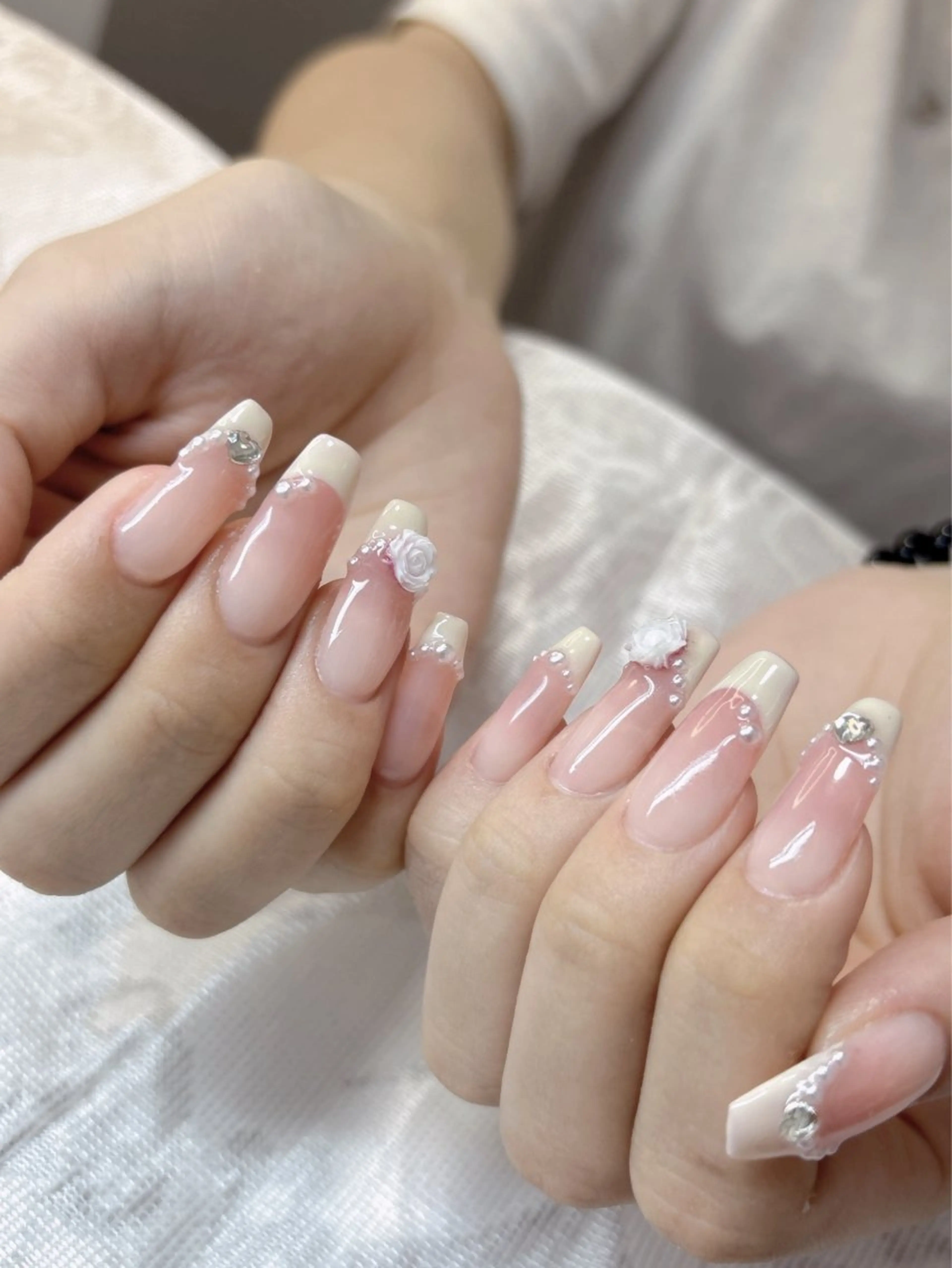 長さ出しの0.5cm~1cm ワンカラー。デザイン+パーツ付き+3000円です。の写真