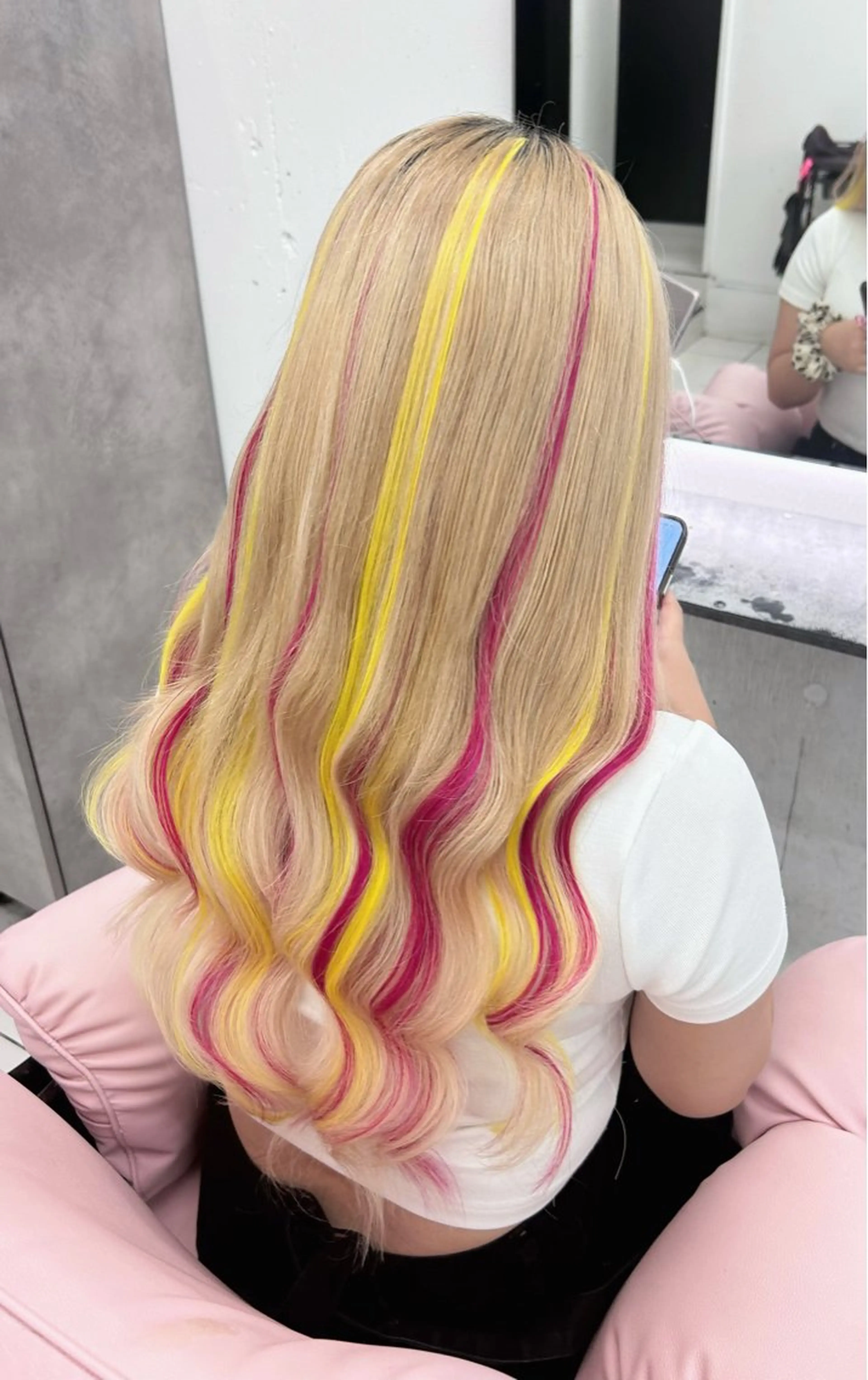 ロング イエローカラー ハイライト エクステ 三尾 樺緒のヘアスタイル