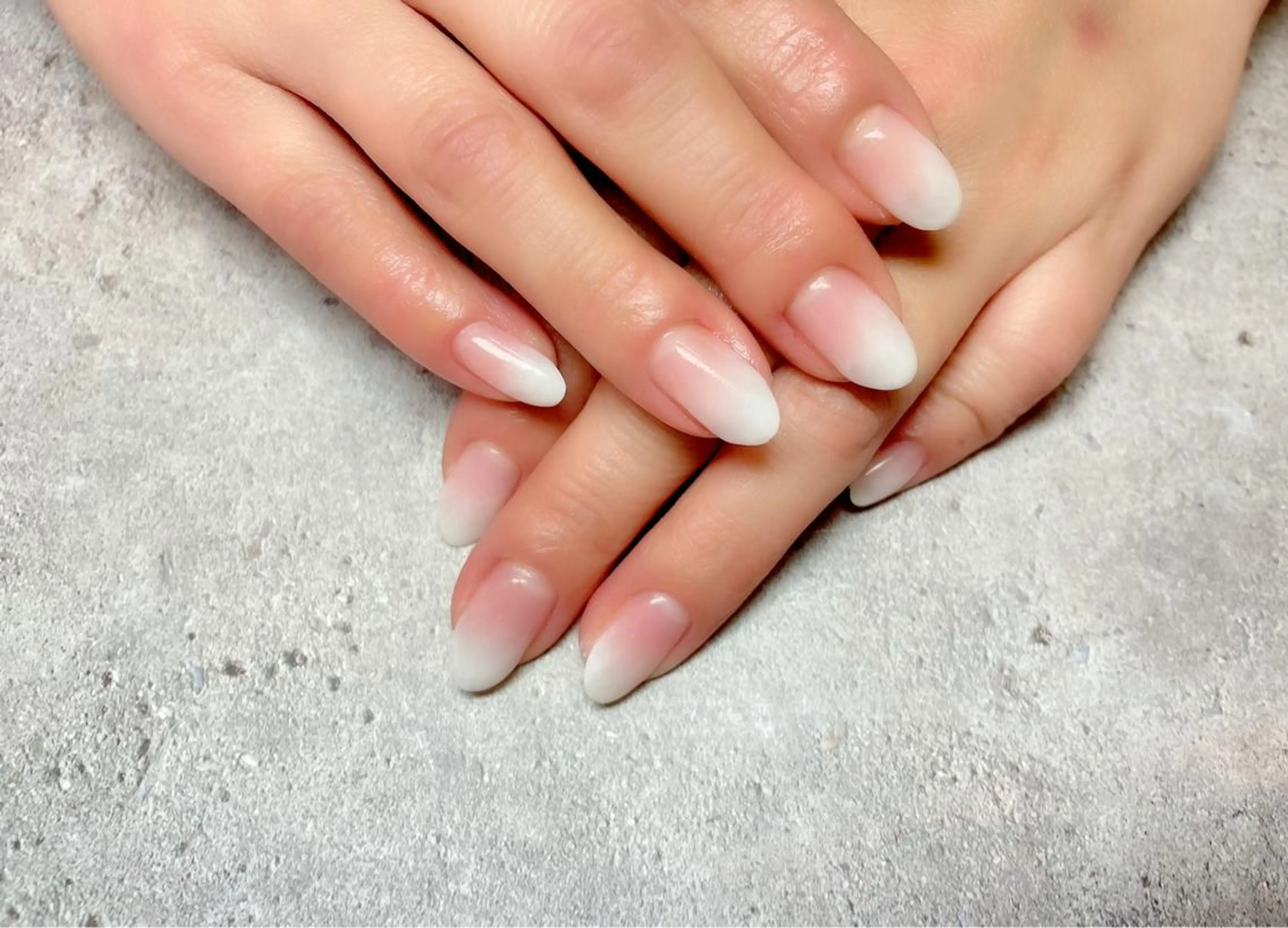 ネイル グラデーション ラメ(グリッター) オフィスネイル シンプルネイル ホワイト SINCERELY シンシアリー🌈のネイルデザイン