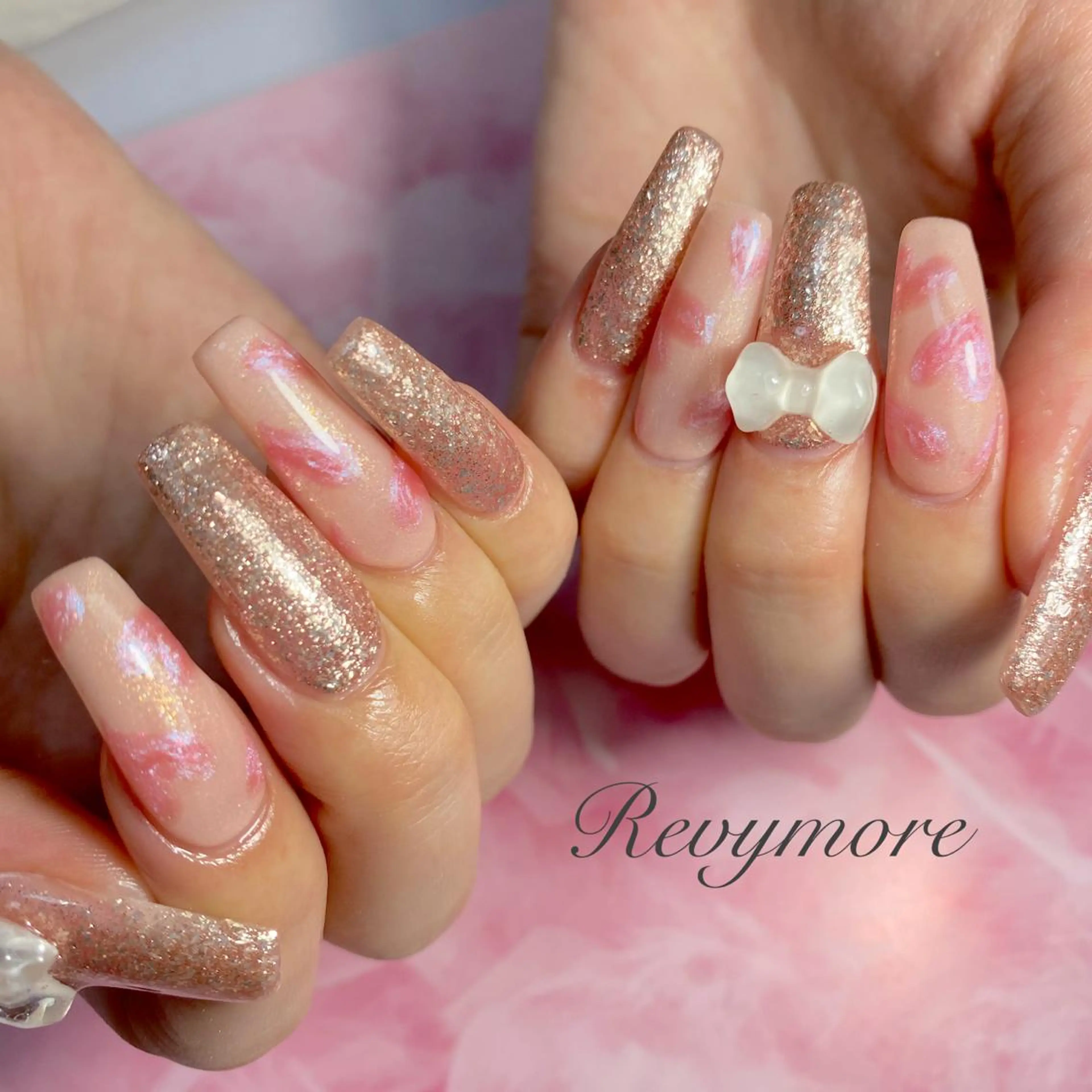 ミディアム ネイル 韓国風ヘア ジェルネイル ハート キラキラネイル 韓国ネイル nail salon Revymore所属・nail salon Revymoreのネイルデザイン