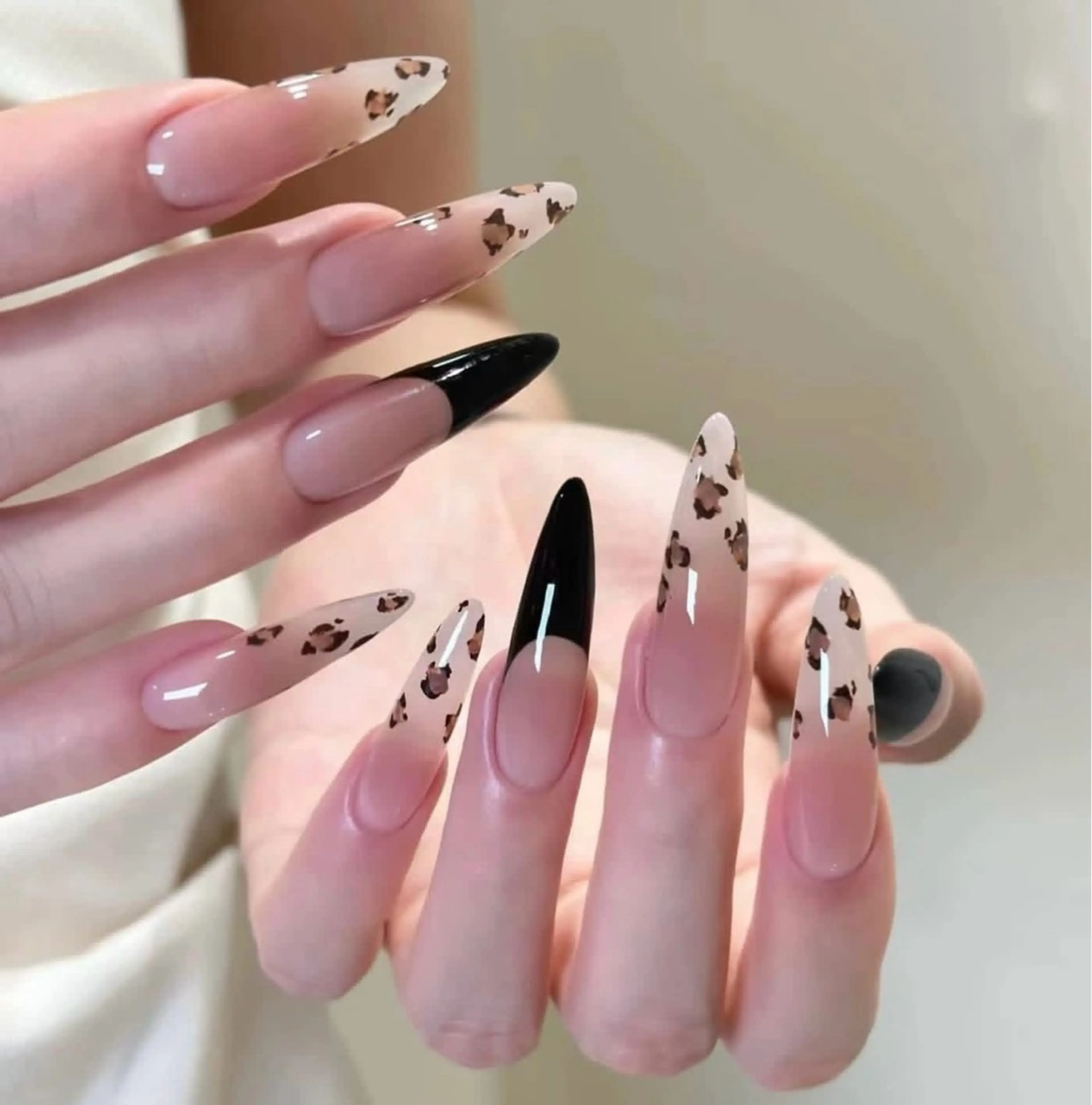 ネイル ハンドネイル T. Leeのネイルデザイン