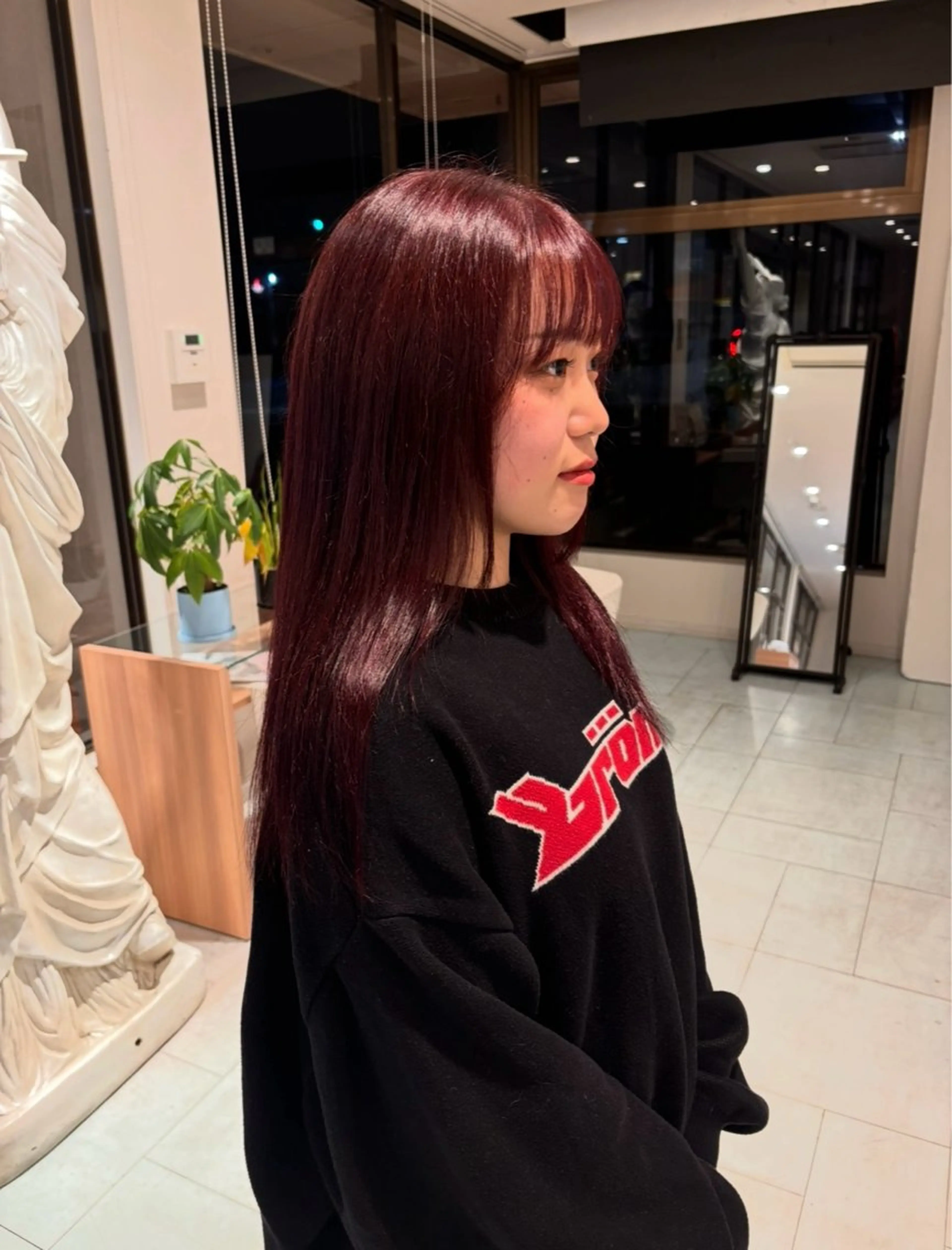 ロング カラー ブリーチ ボルドーカラー ブリーチなしカラー 岡 愛梨のヘアスタイル