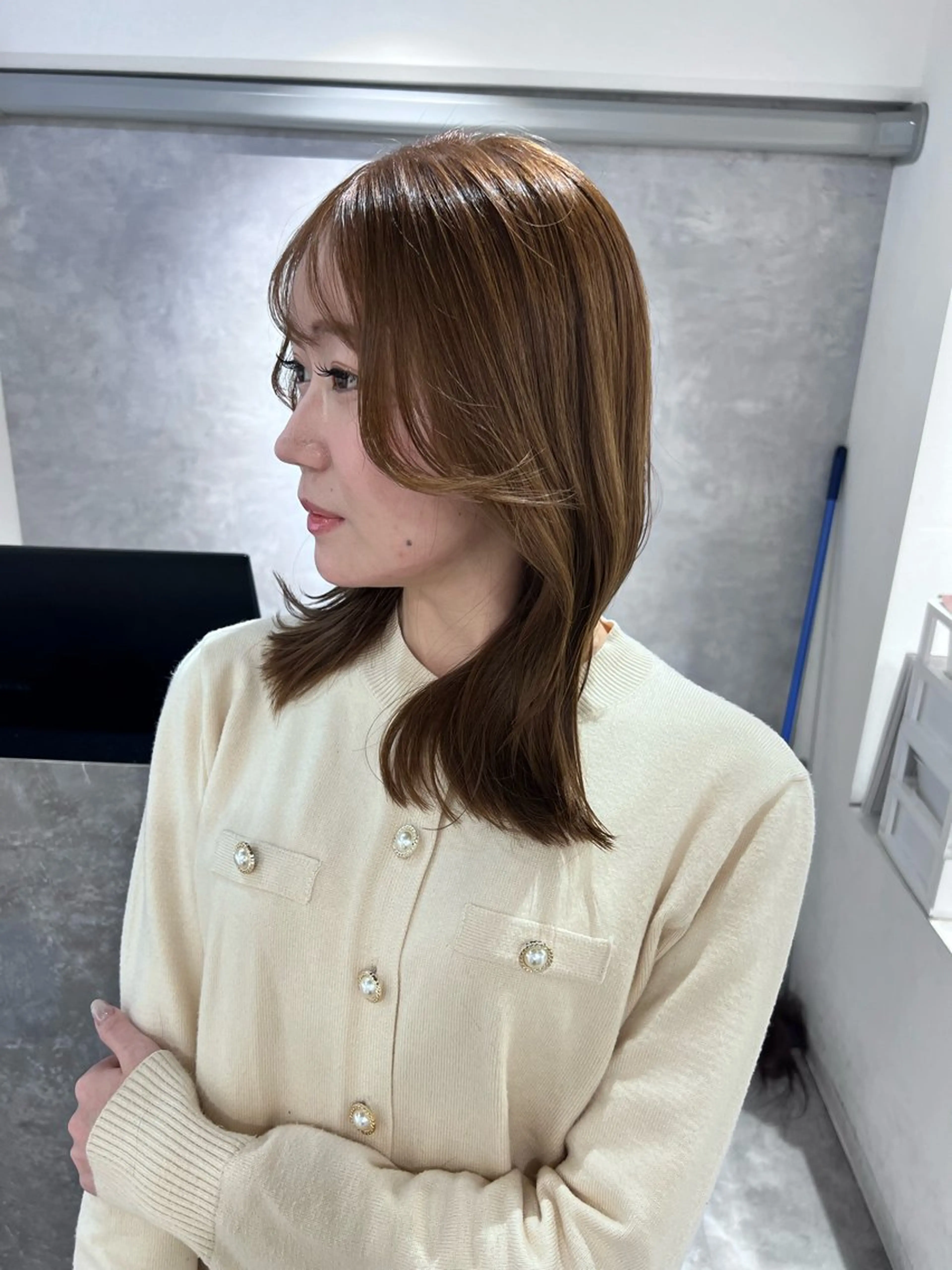 ミディアム カラー 黒髪 ブリーチ 透明感カラー 顔周りカット レイヤーカット 透明感/レイヤー 🇰🇷tomonaのヘアスタイル