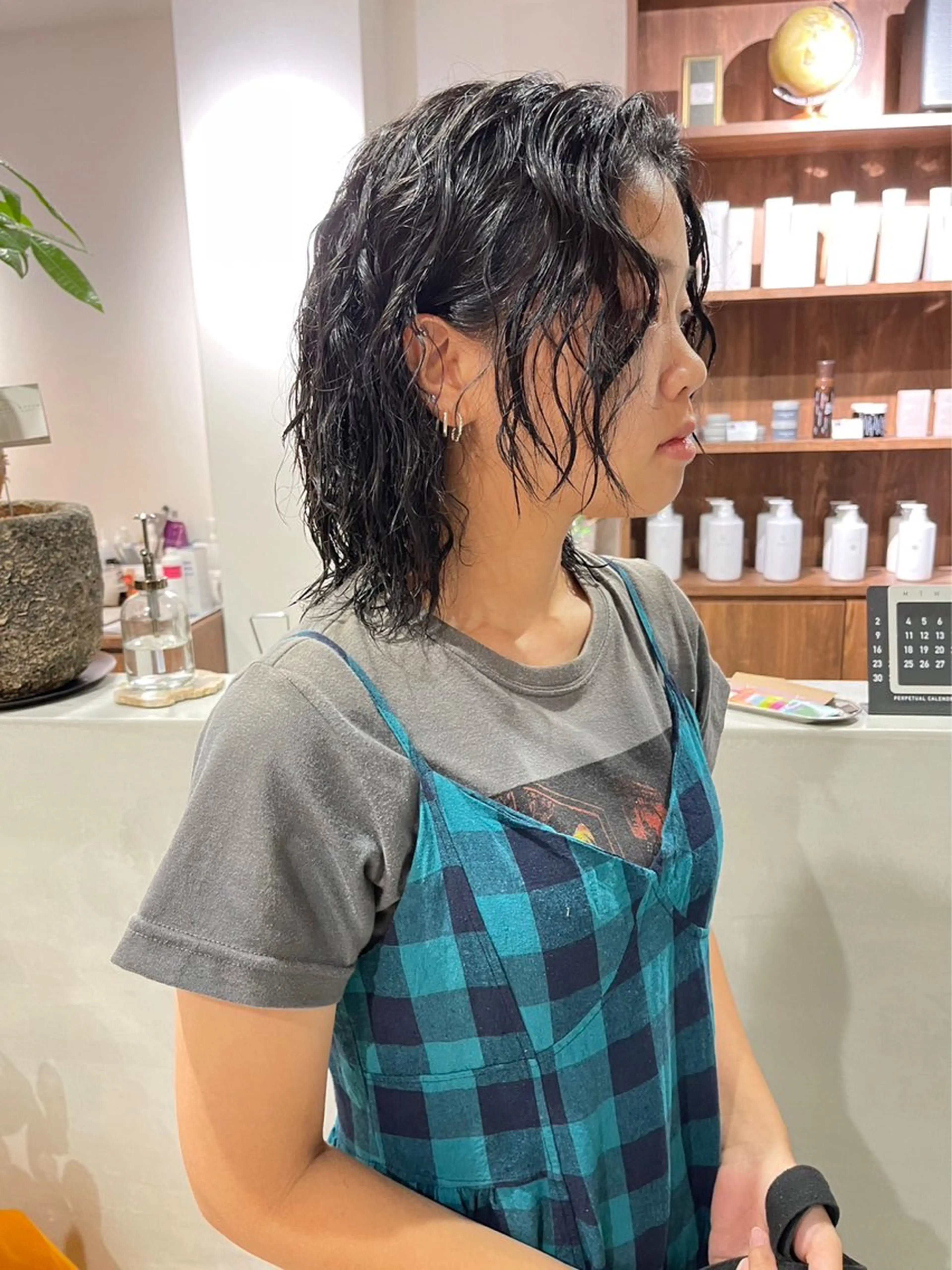 ミディアム パーマ ミディアムパーマ 髪質改善 似合わせカット 縮毛矯正 カット パーマ トリートメント (h)wim ウィムのヘアスタイル