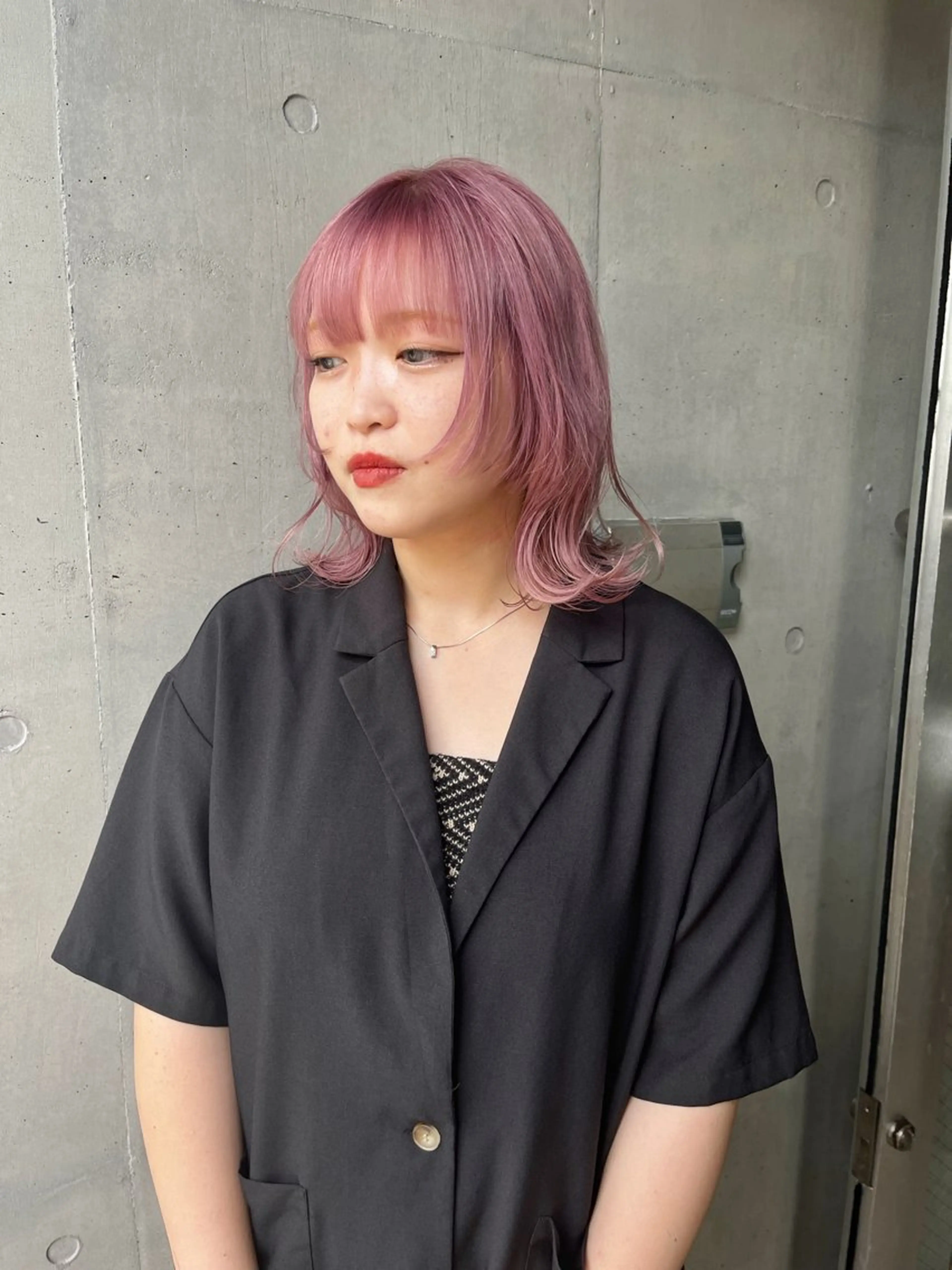 ショート カラー ヘアアレンジ ベージュカラー ピンクカラー ピンクベージュ ホワイトピンク 顔まわりレイヤー カット ヘアカラー トリートメント ミルクティーベージュ ブリーチ　店長　清水のヘアスタイル