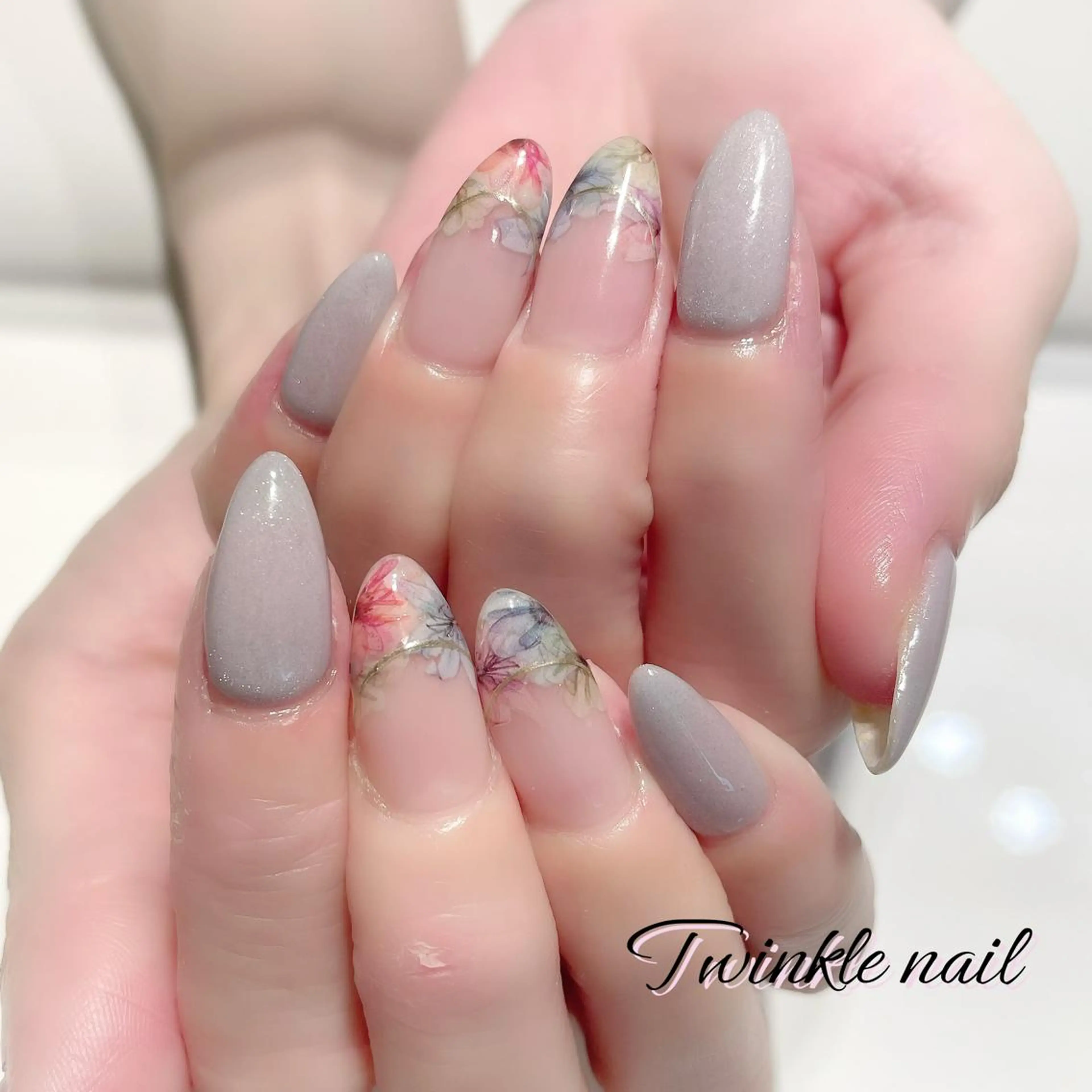 ネイル フラワーネイル ハンドネイル ハンドケア 中井 綾香の眉毛・アイブロウイメージ