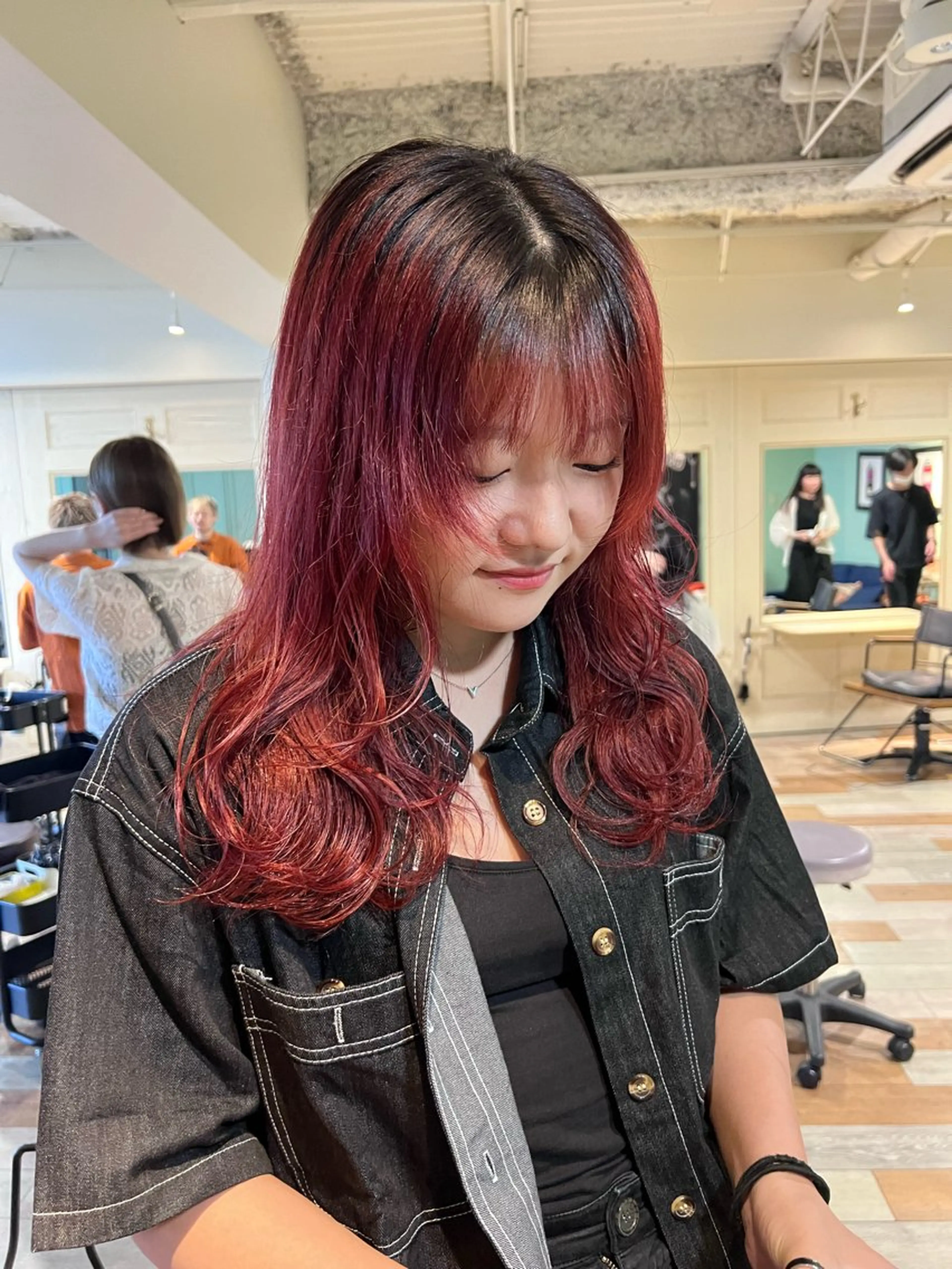 ロング カラー ブリーチ デザインカラー グラデーションカラー レッドカラー カット ヘアカラー トリートメント 🌈デザインヘア職人 Kaede🌈のヘアスタイル